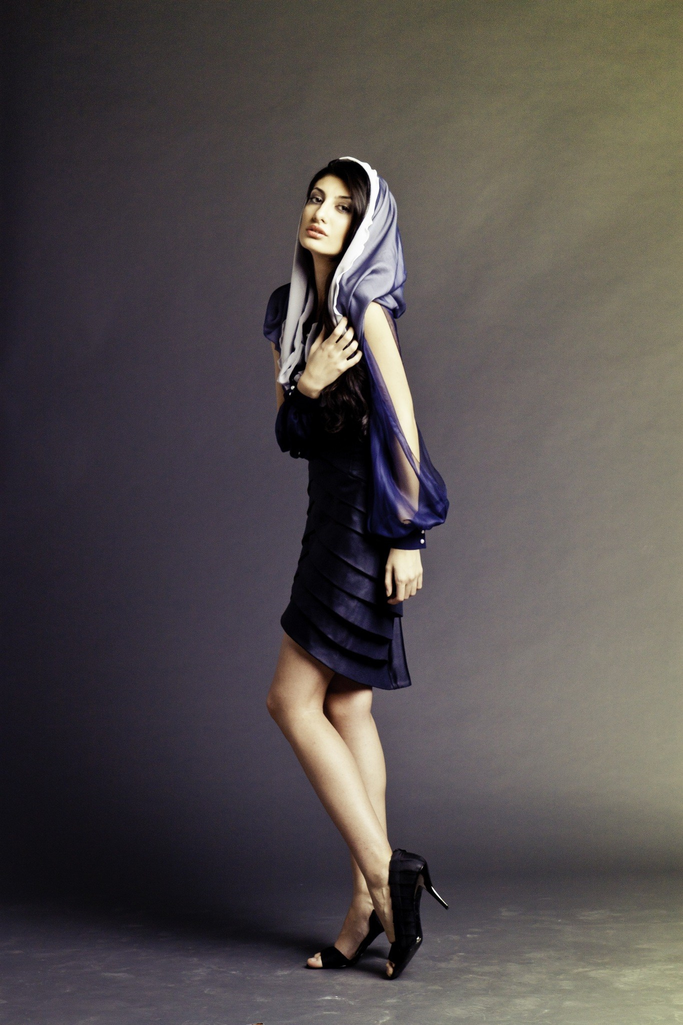 Зара позирует на камеру при студийной фотосъемке на уроке