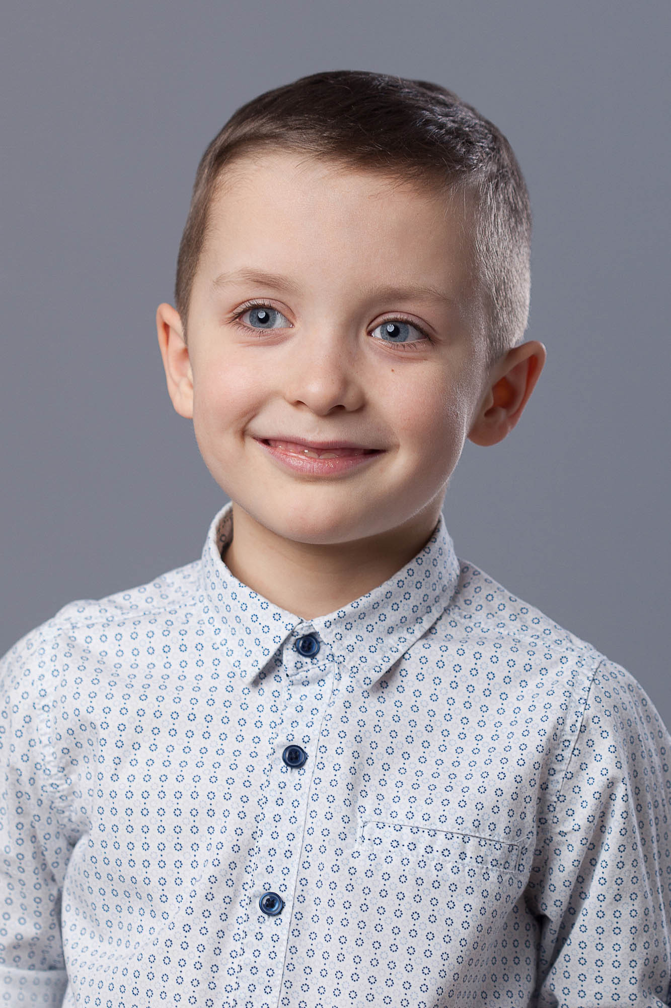 Портрет выпускника детского сада на сером фоне в студии