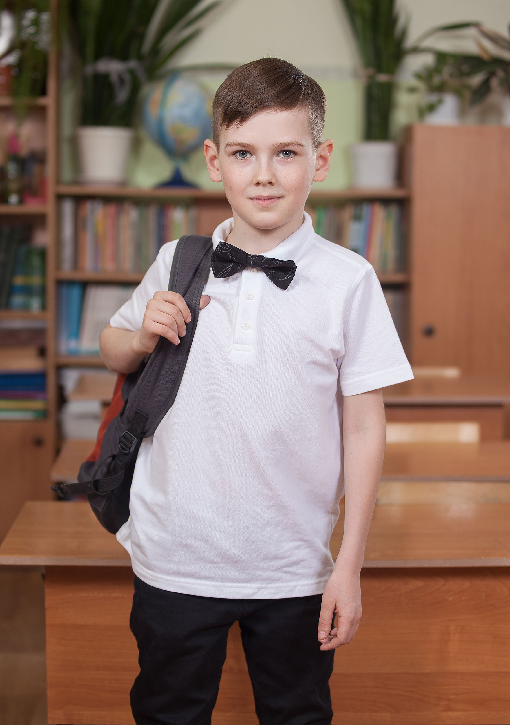 Портрет выпускника  4 класса с портфелем в интерьере класса