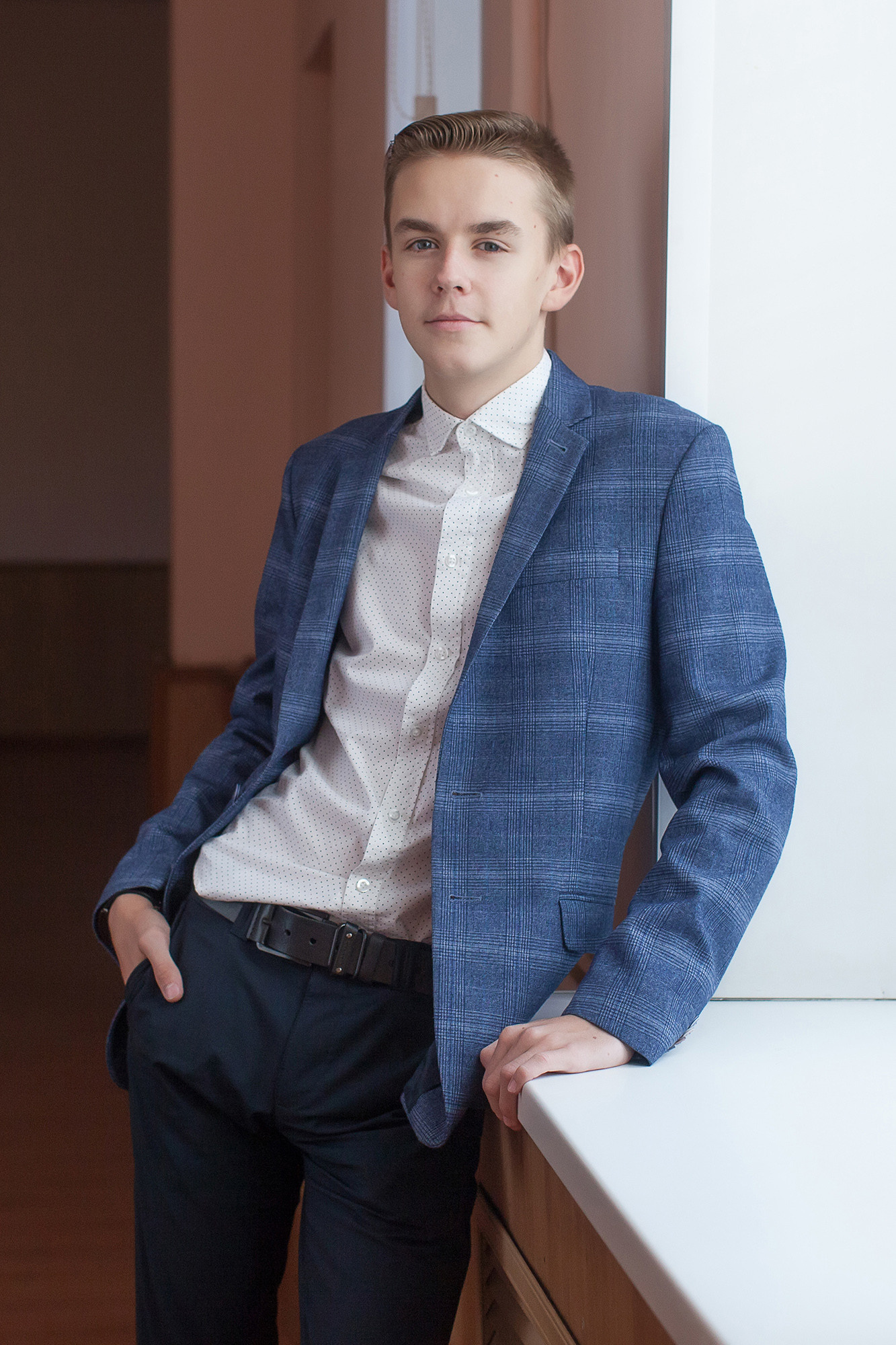 Портрет выпускника  11 класса у подоконника в школе