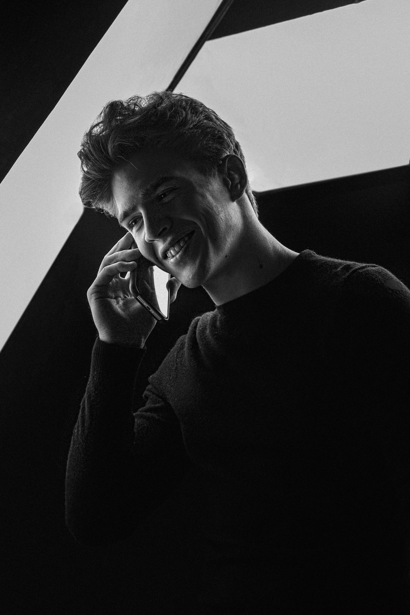 мужской эмоциональный портрет ,чб, улыбка,зубы,нуар