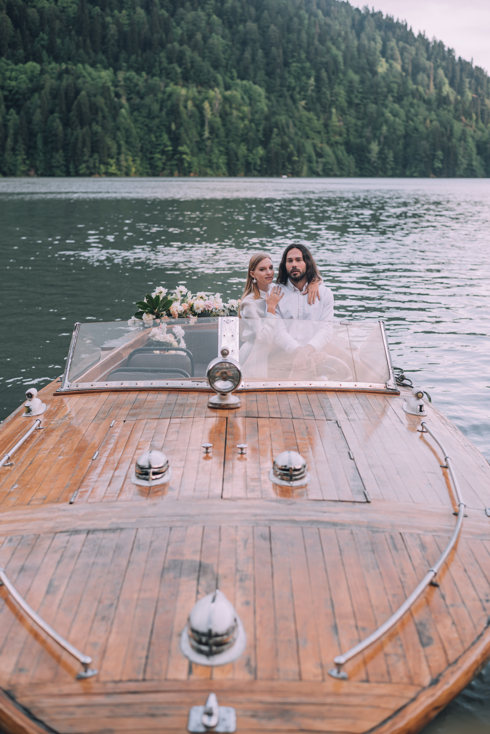 Свадьба у озера