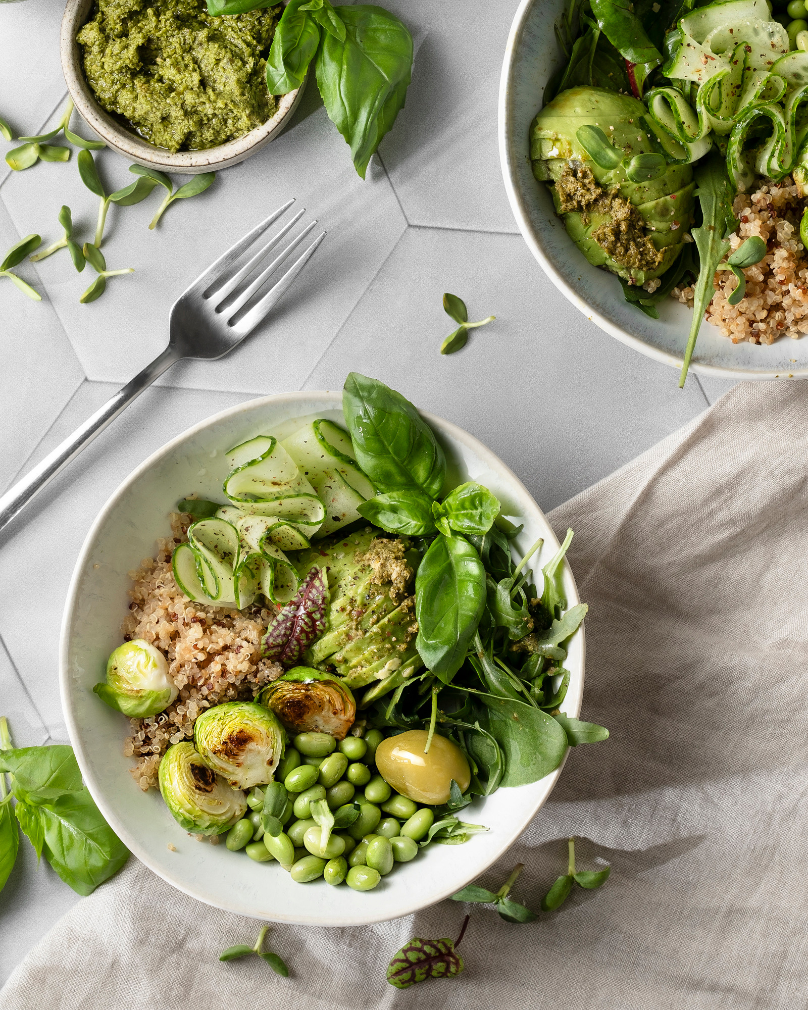 Зеленый соул с авокадо и бобами адамаме. Дорогая атмосферная фотокарточка для кулинарной книги или фуд-блогера