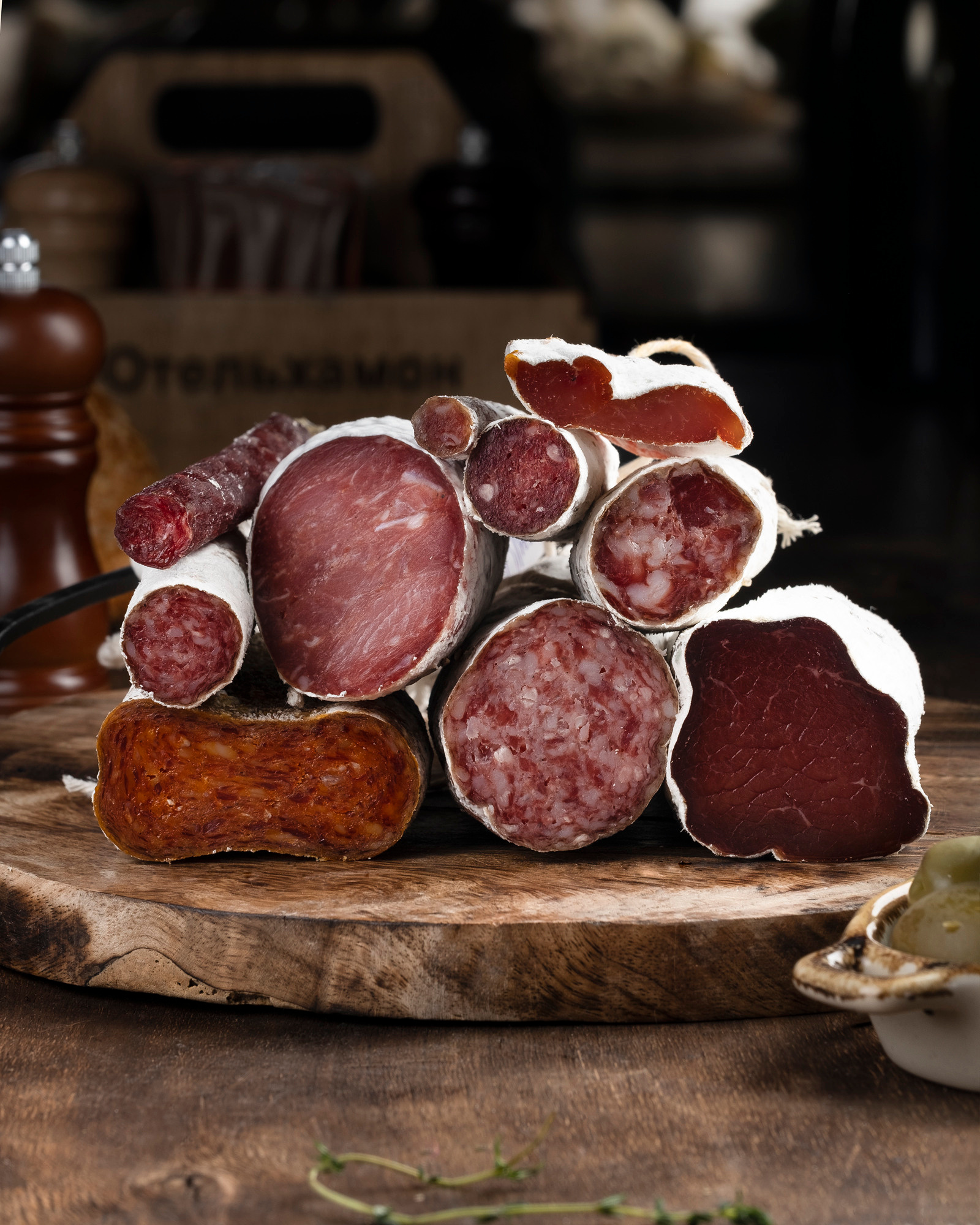 Дорогой визуал продукта. Рекламная фотография для производителя колбасных изделий