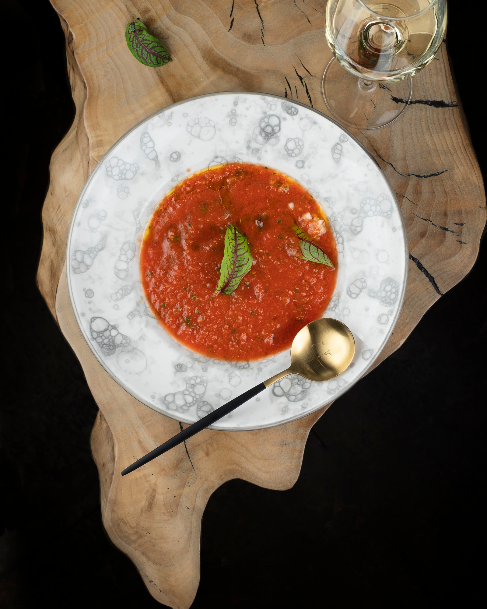 Стильная фотография гаспачо для соцсетей ресторана