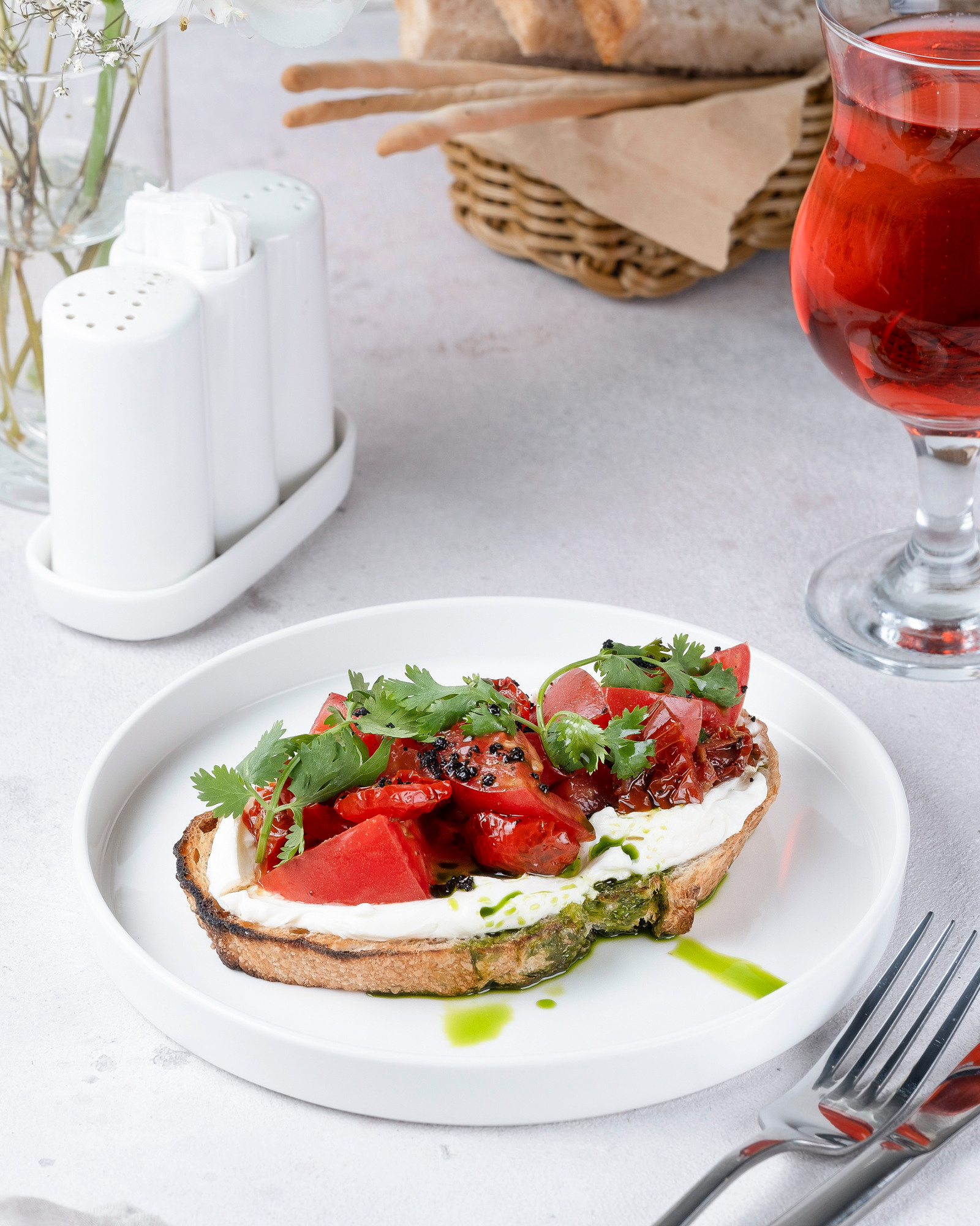 Брускетта с томатами. Стилизация еды для меню ресторана. Создание меню под ключ