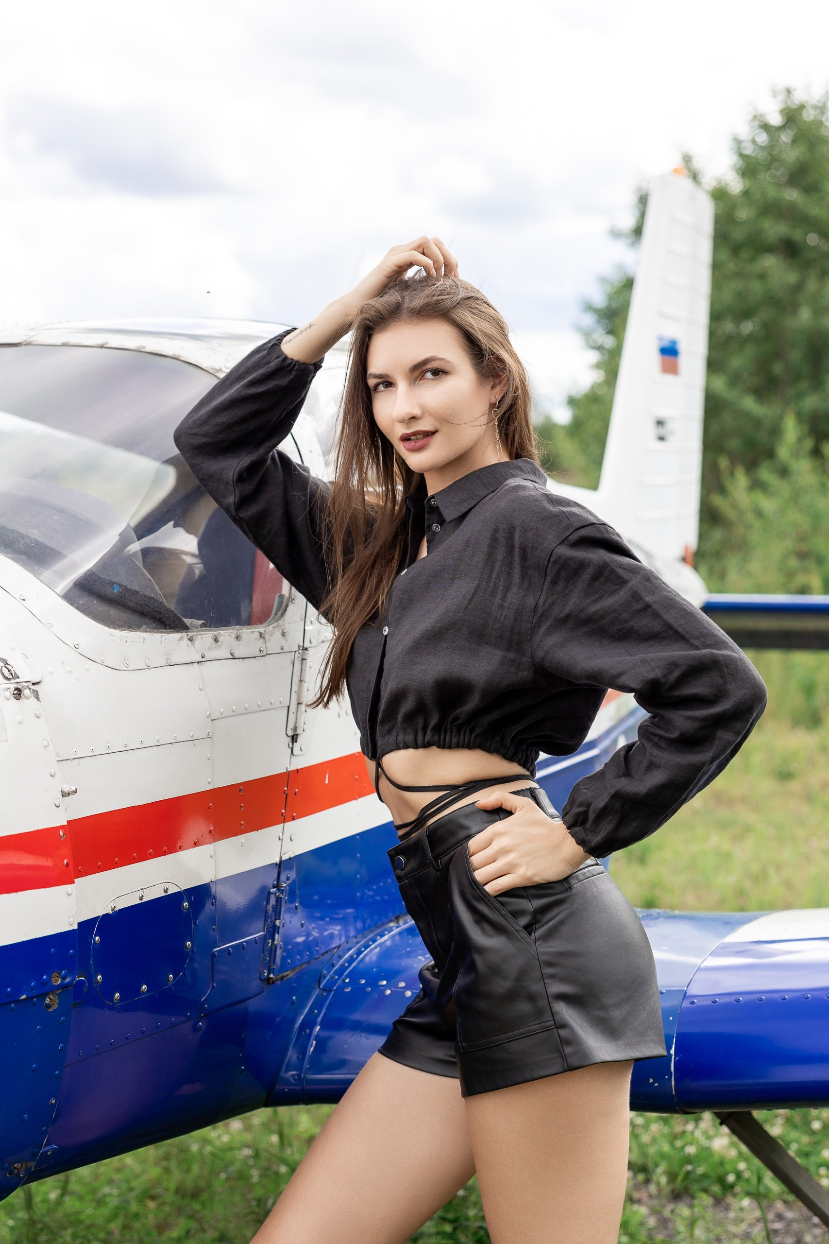 Девушка у самолета Дельфин-3