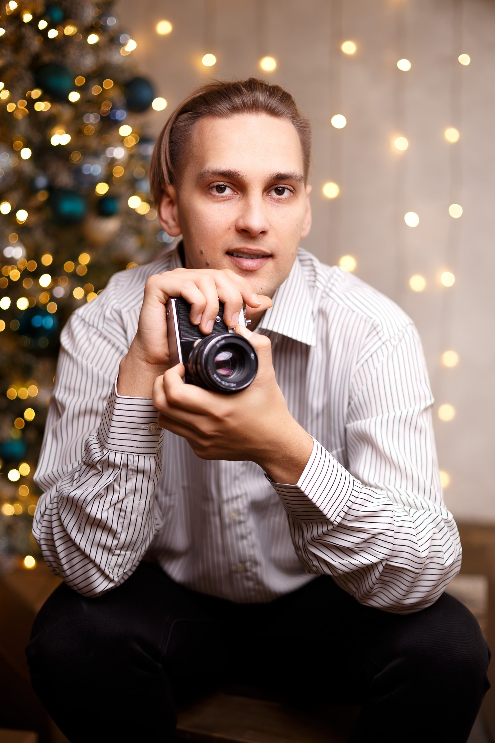 Фотограф Евгений Потанин, сидит с фотоаппаратом в руках, город Ижевск 