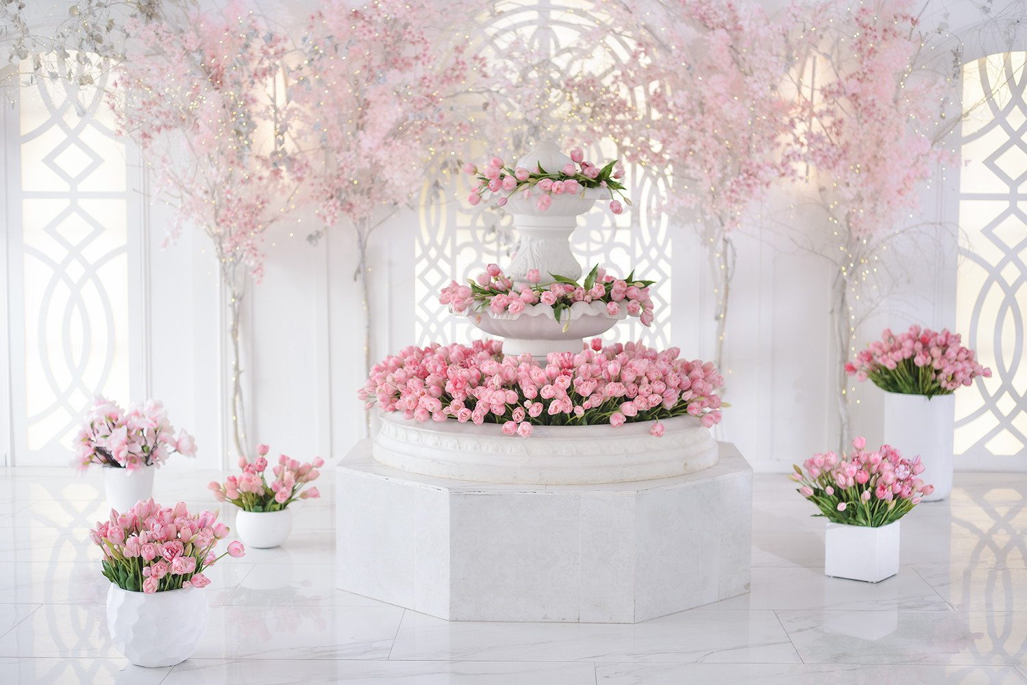 Фотосессия в студии с цветочным интерьером от фотографа Ольги Поторочиной