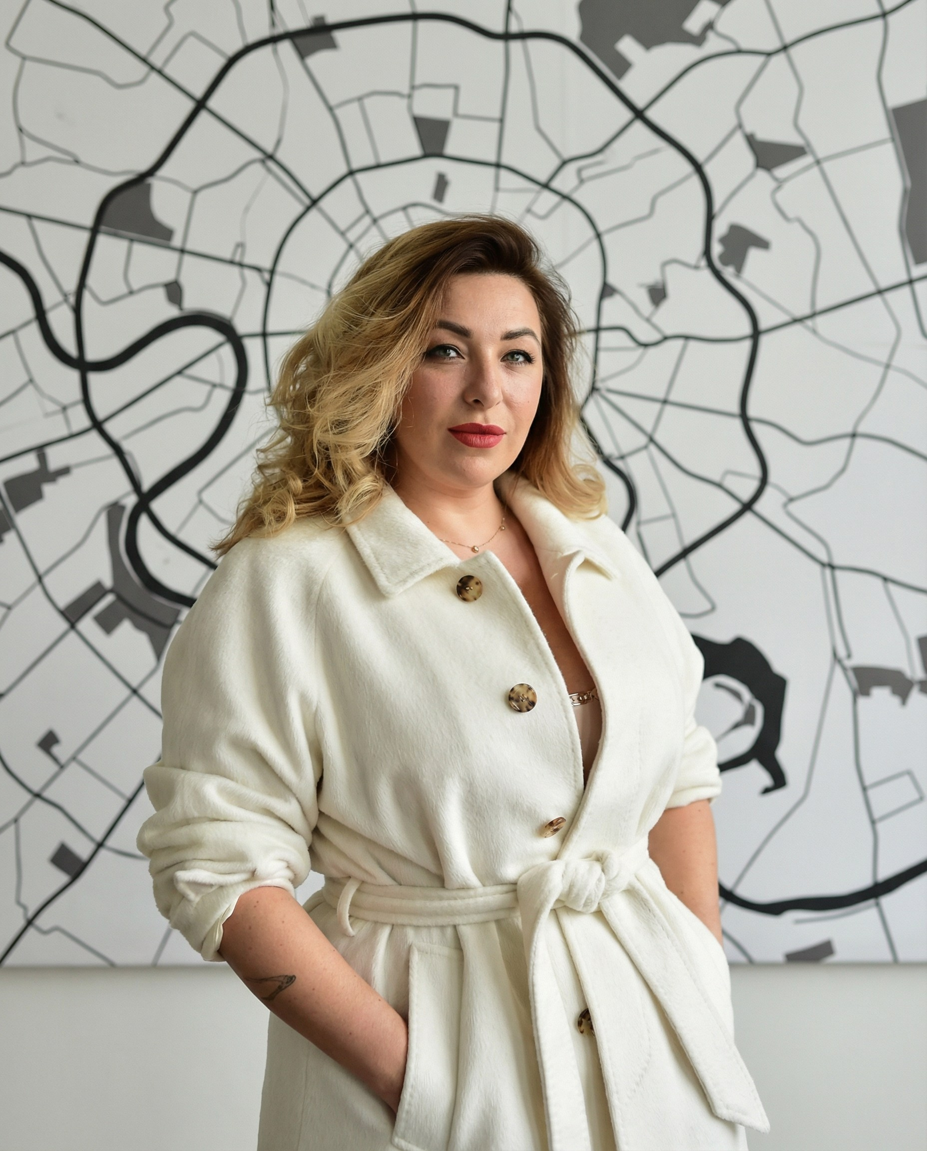 ИИ портрет риелтора на фоне карты города — контент для личного бренда, публикаций и профессионального блога