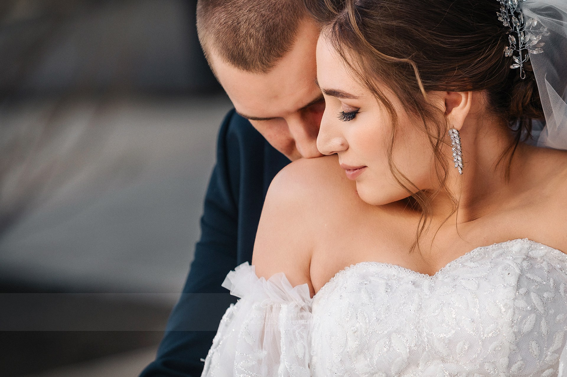 Новогодняя фотосессия с гирляндами и елкой. Подарите себе праздничные кадры, записавшись прямо сейчас.