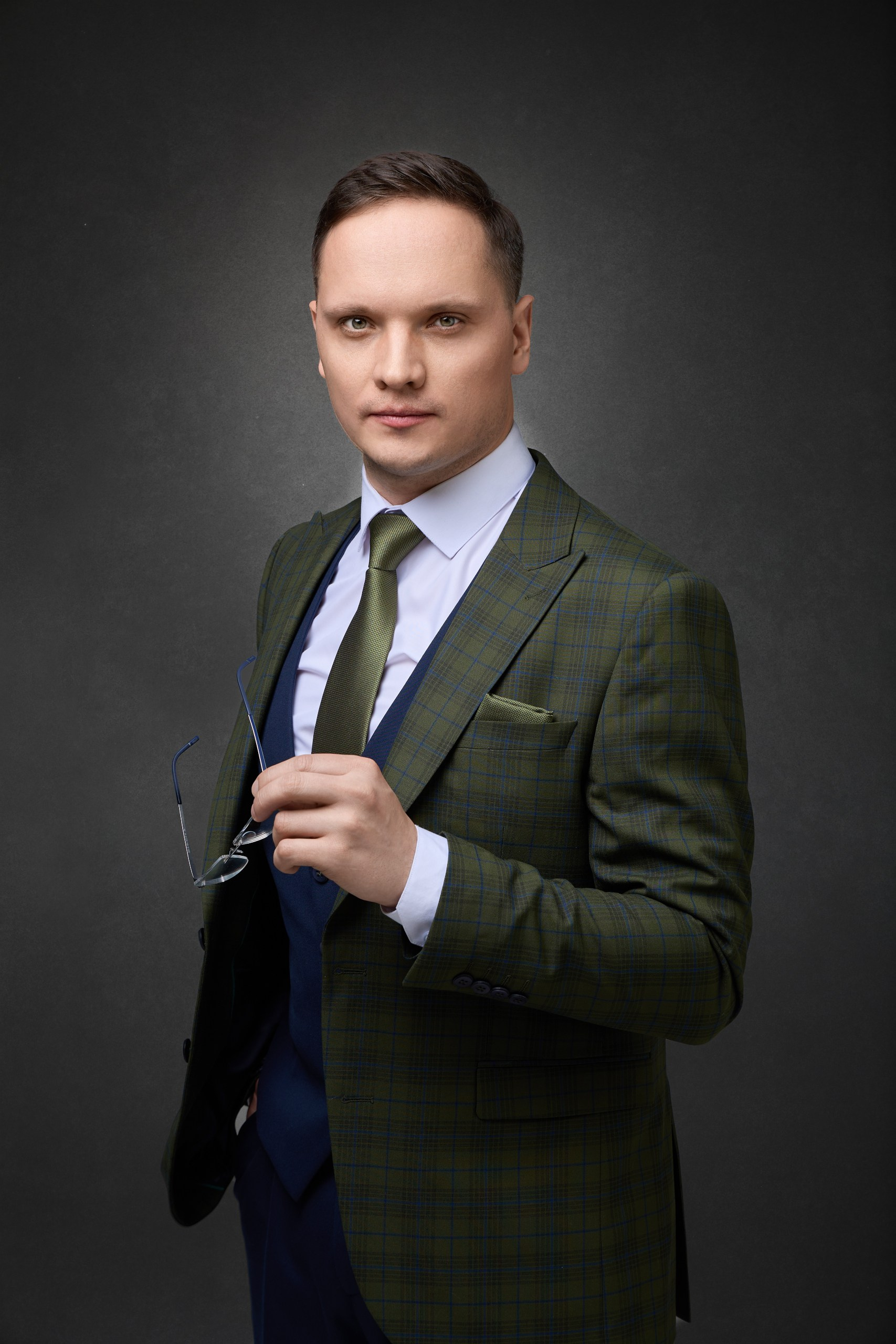 Деловой портрет мужчины в костюме с правильной позой и уверенным выражением лица