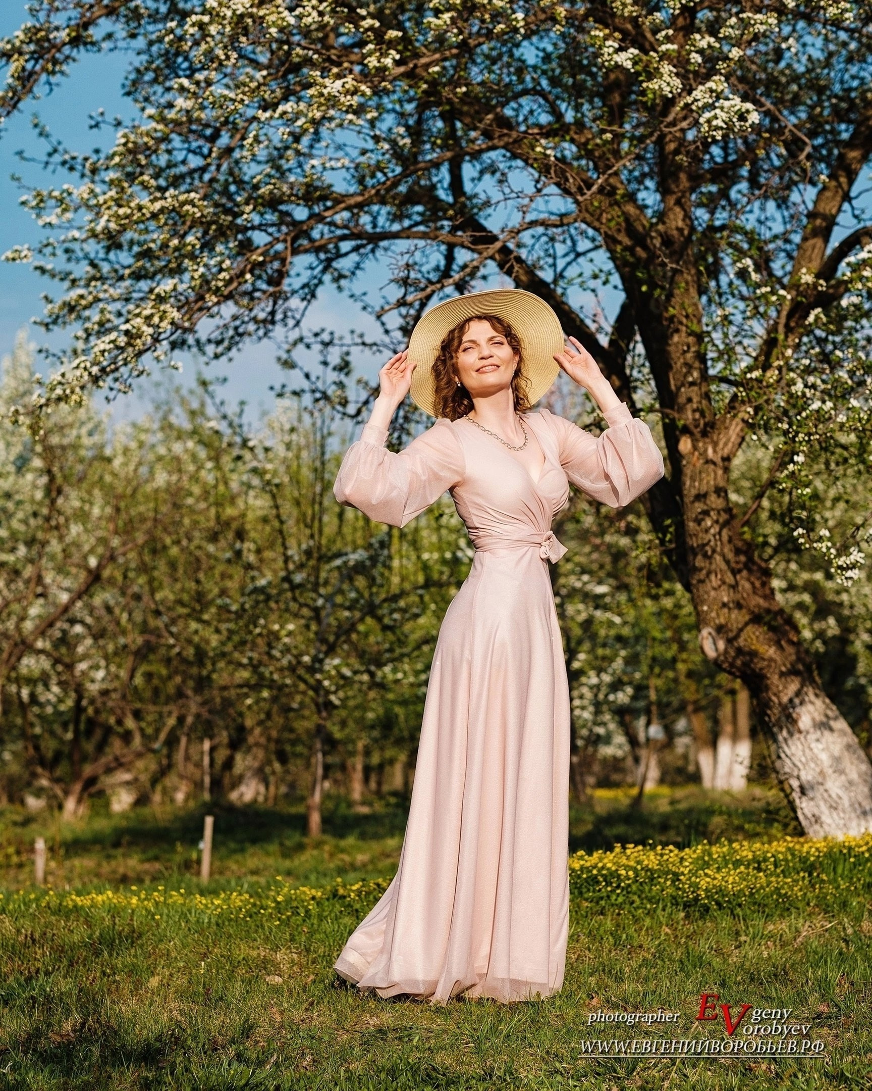 фотограф Красноярск портфолио красивая фотосессия цветущая яблоня черёмуха девушка идеи места парк сады мечты остров Татышев сад Крутовского центральный парк Горького образы позы стоимость цена заказать забронировать фотосъёмку услуги стилист визажист причёска макияж промт для фотосессии ИИ