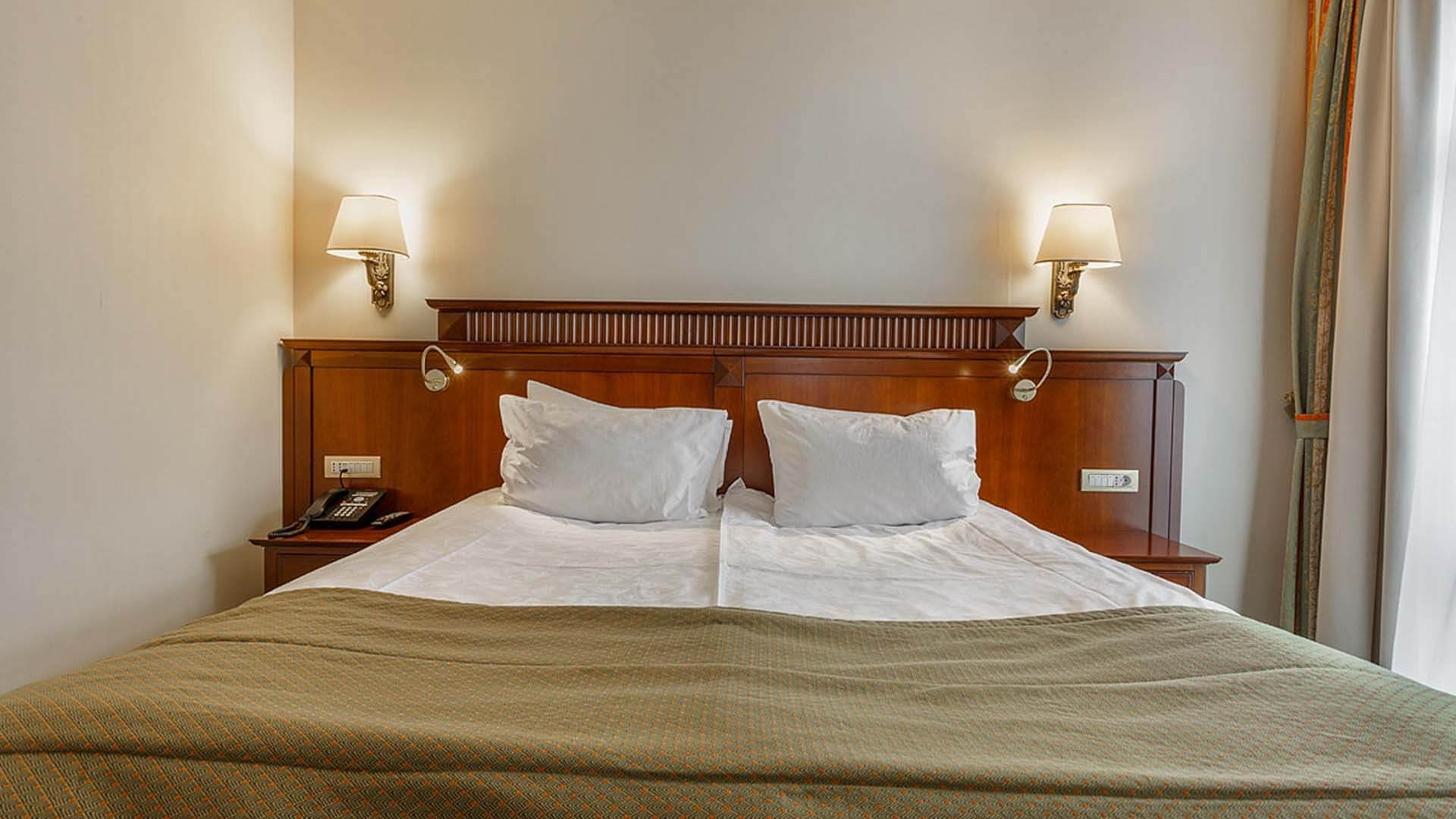 Большая кровать для молодоженов в отеле Garden Ring