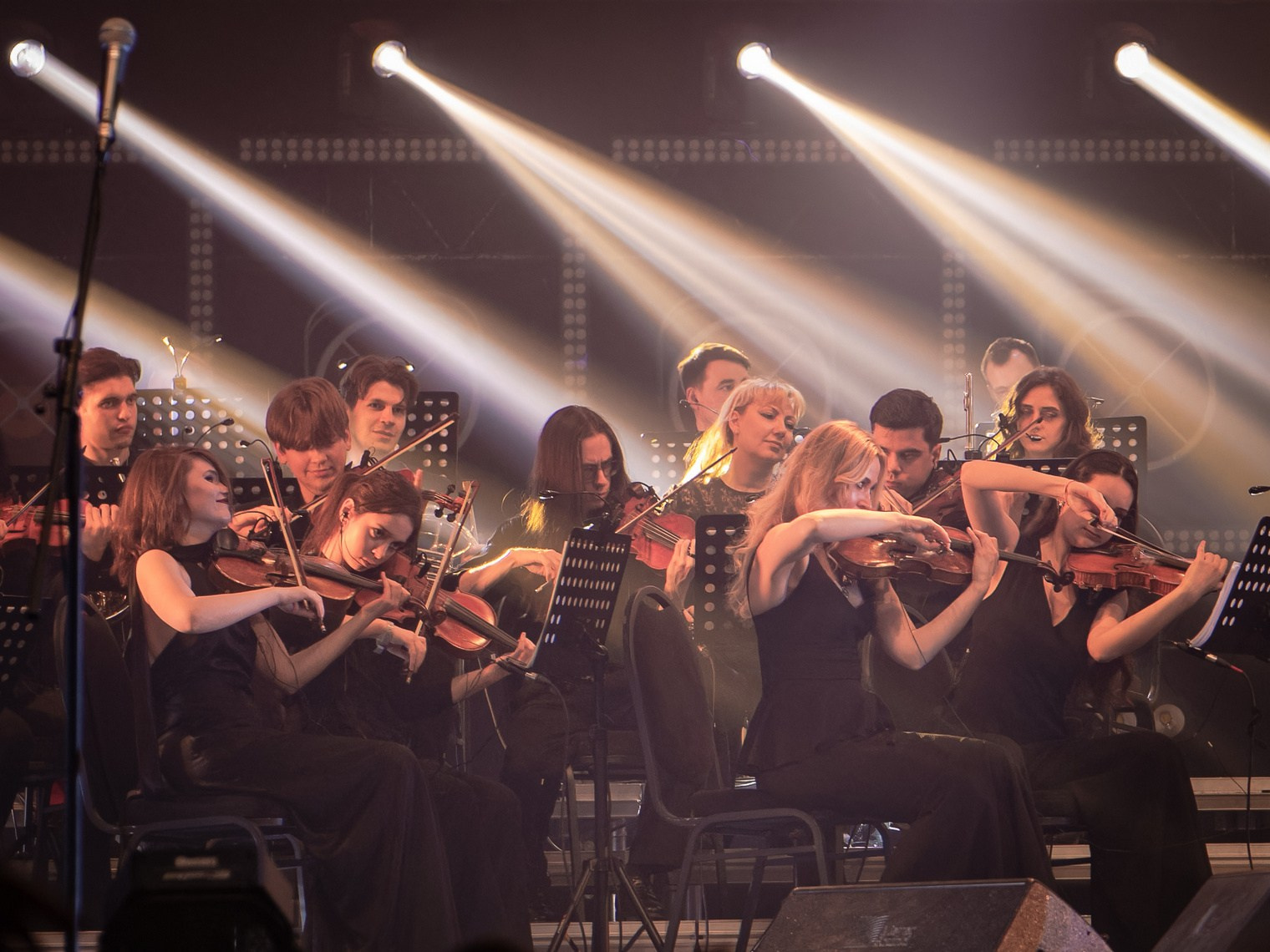 Эпидемия. Симфоническая рукопись. Москва. Фотограф. г. Южно-Сахалинск. Олег Толстов