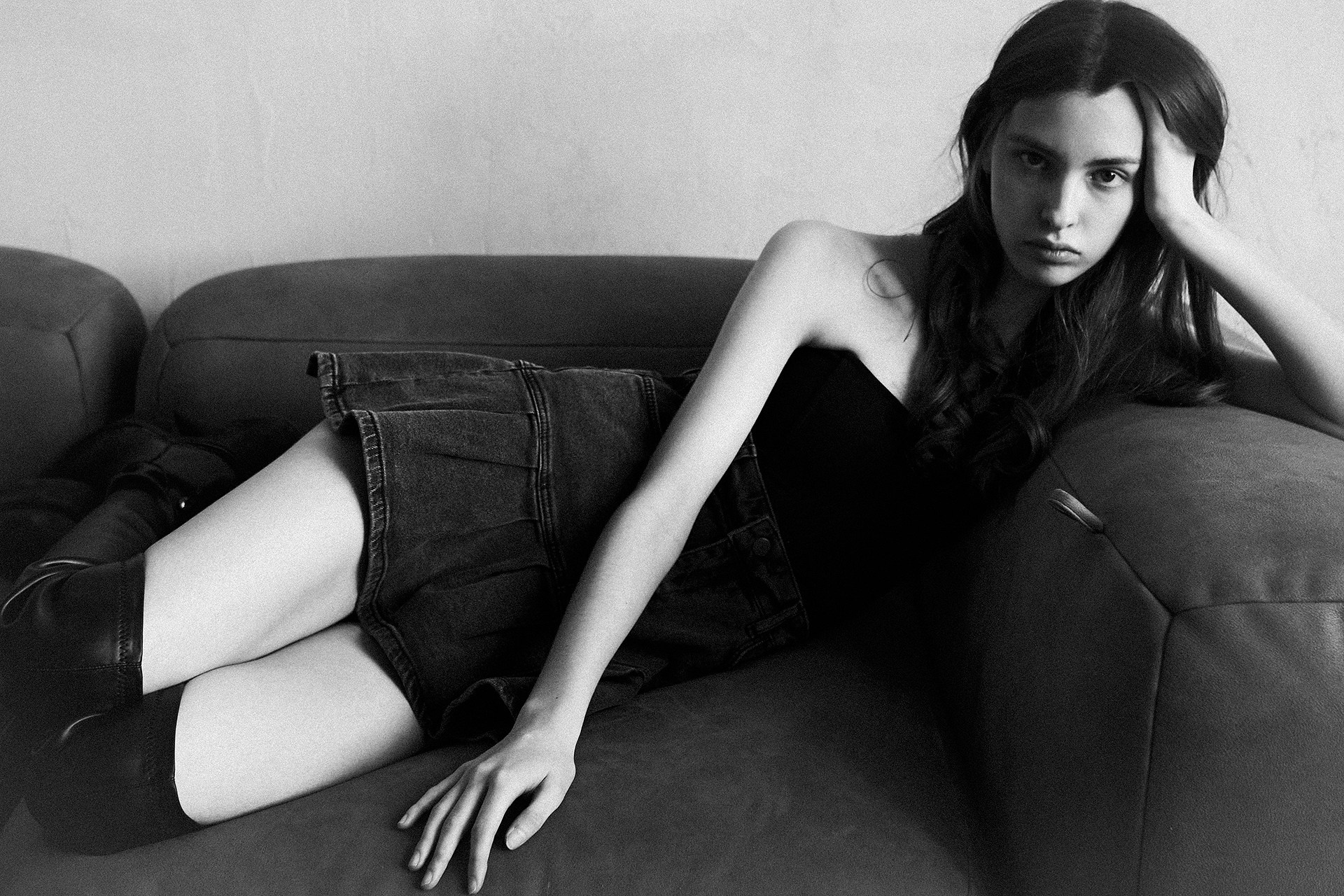 чб портрет в студии с естественным светом - фотограф Юлия Артеменко