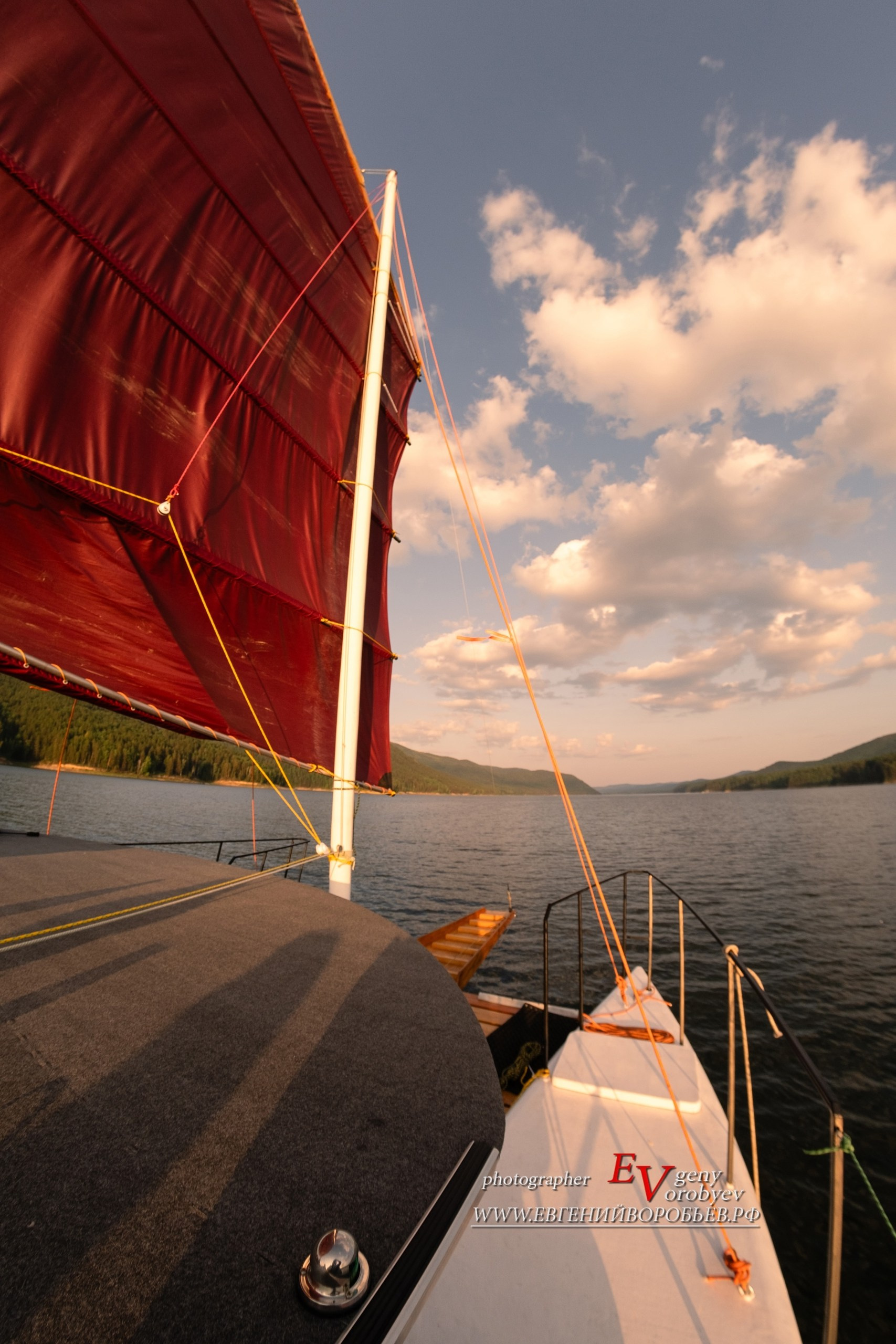аренда яхты Красноярское море цена забронировать путешествие Царские ворота Бирюса залив шумиха стоимость заказать прогулка парусная яхта катамаран Красноярское водохранилище фотосессия фотограф Красноярск Дивногорск Красноярская ГЭС отдых купание экскурсия достопримечательность туристический тур маршрут Енисей Сибирь Козыревский зуб база отдыха адмирал