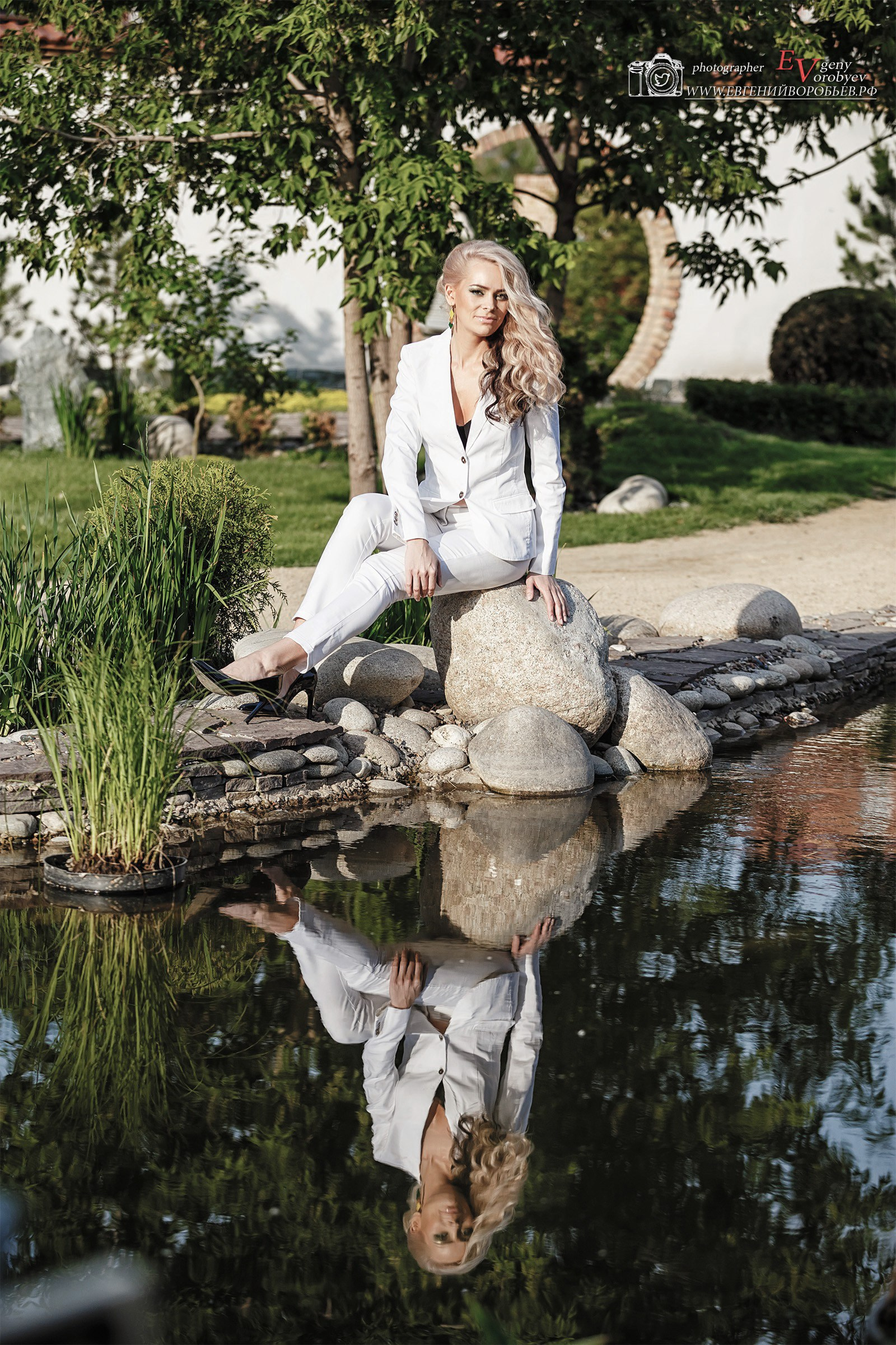 Сады мечты фотограф Красноярск красивая женская фотосессия фото девушки для сайта знакомств и соцсетей заказать цена стоимость примеры идеи места позы фотосессии социальной сети ИИ нейросеть промт визажист причёска макияж парк Татышев деловой бизнес имиджевый корпоративный портрет фото для резюме блога контент стилист подбор образа одежда аксессуары студия интерьерная уличная съемка портфолио отзывы час съемки