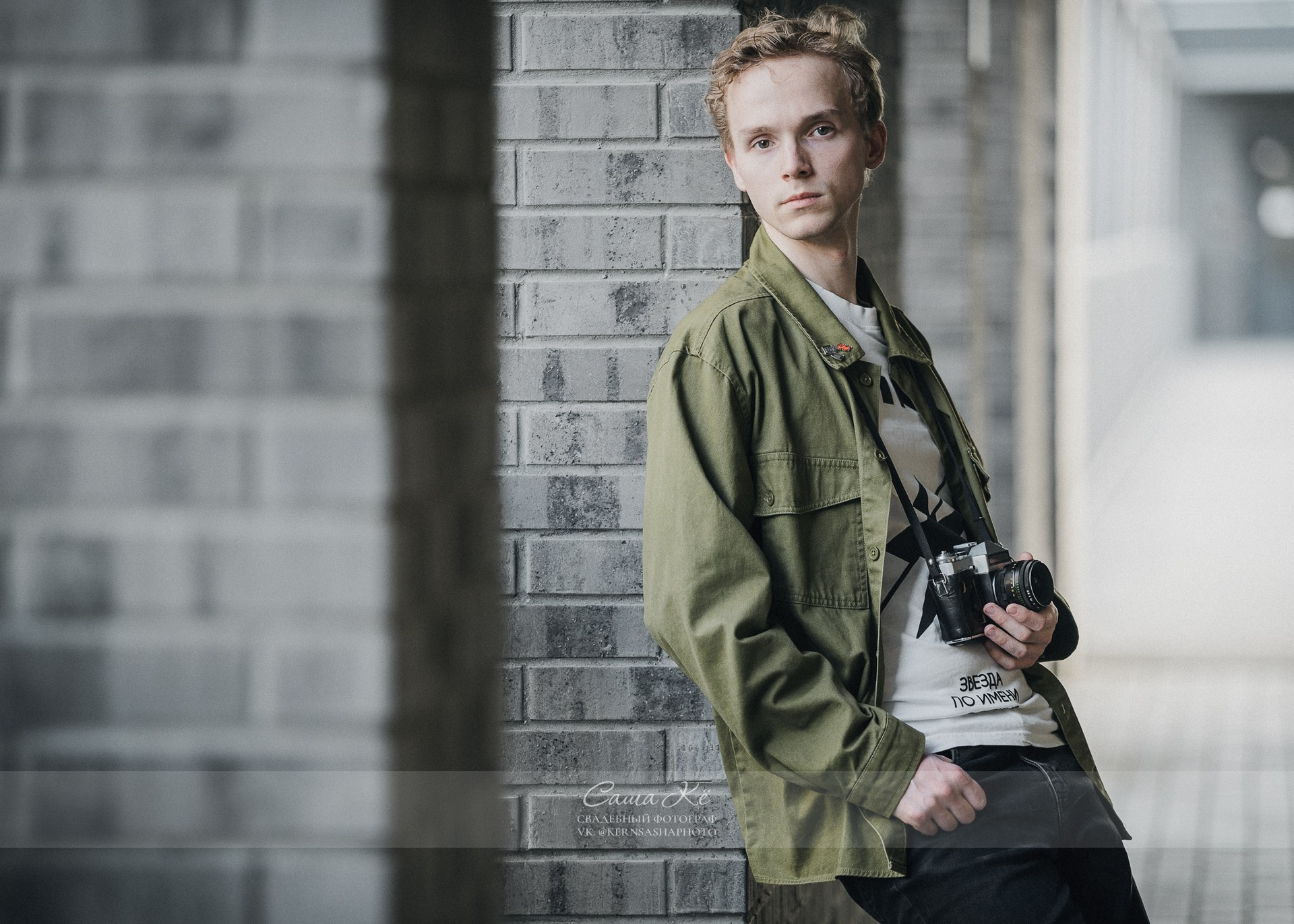 Парень на прогулке по инским холмам — фэшн фотосессия от Саши Кё в Новосибирске