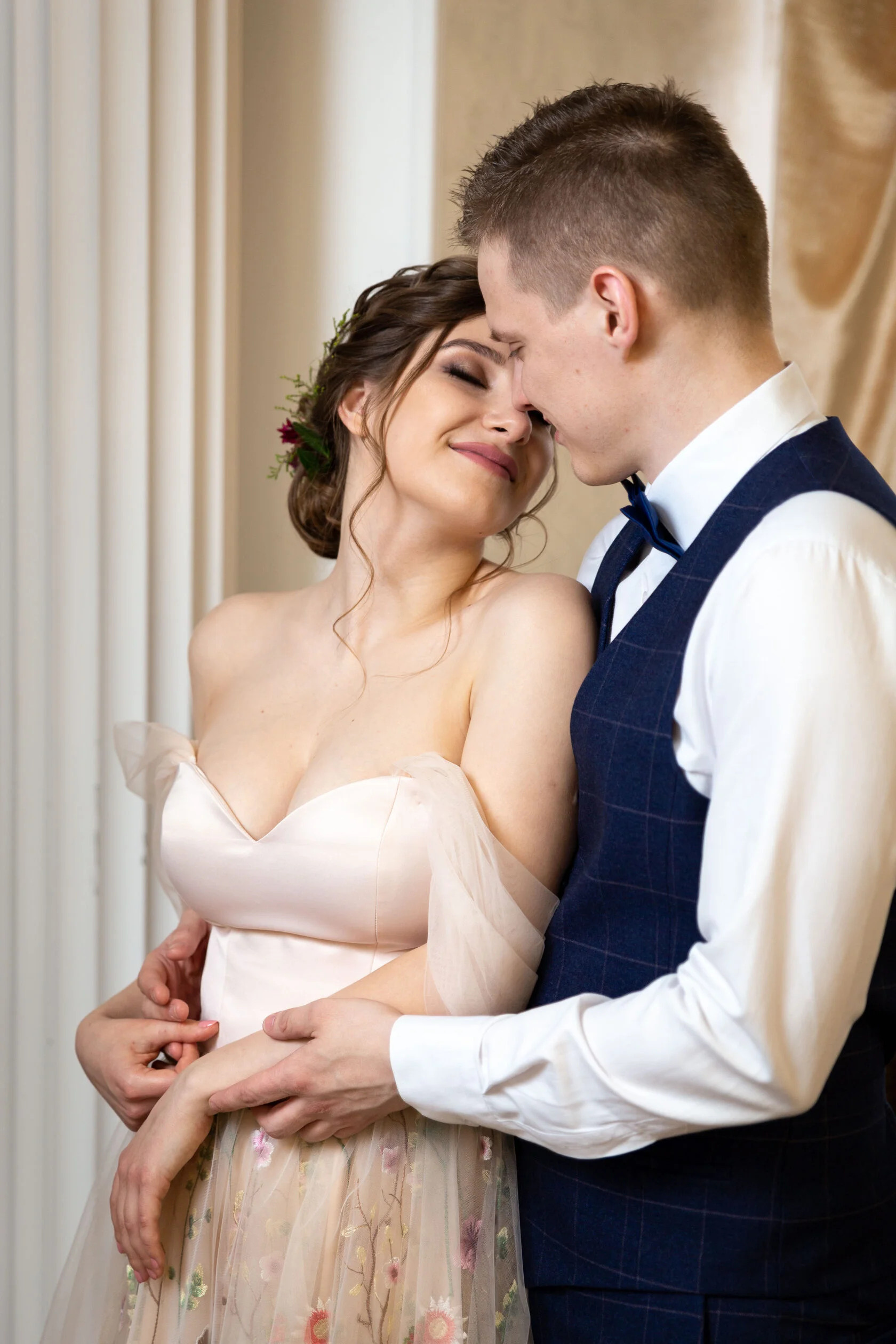 Жених и невеста обнимаются