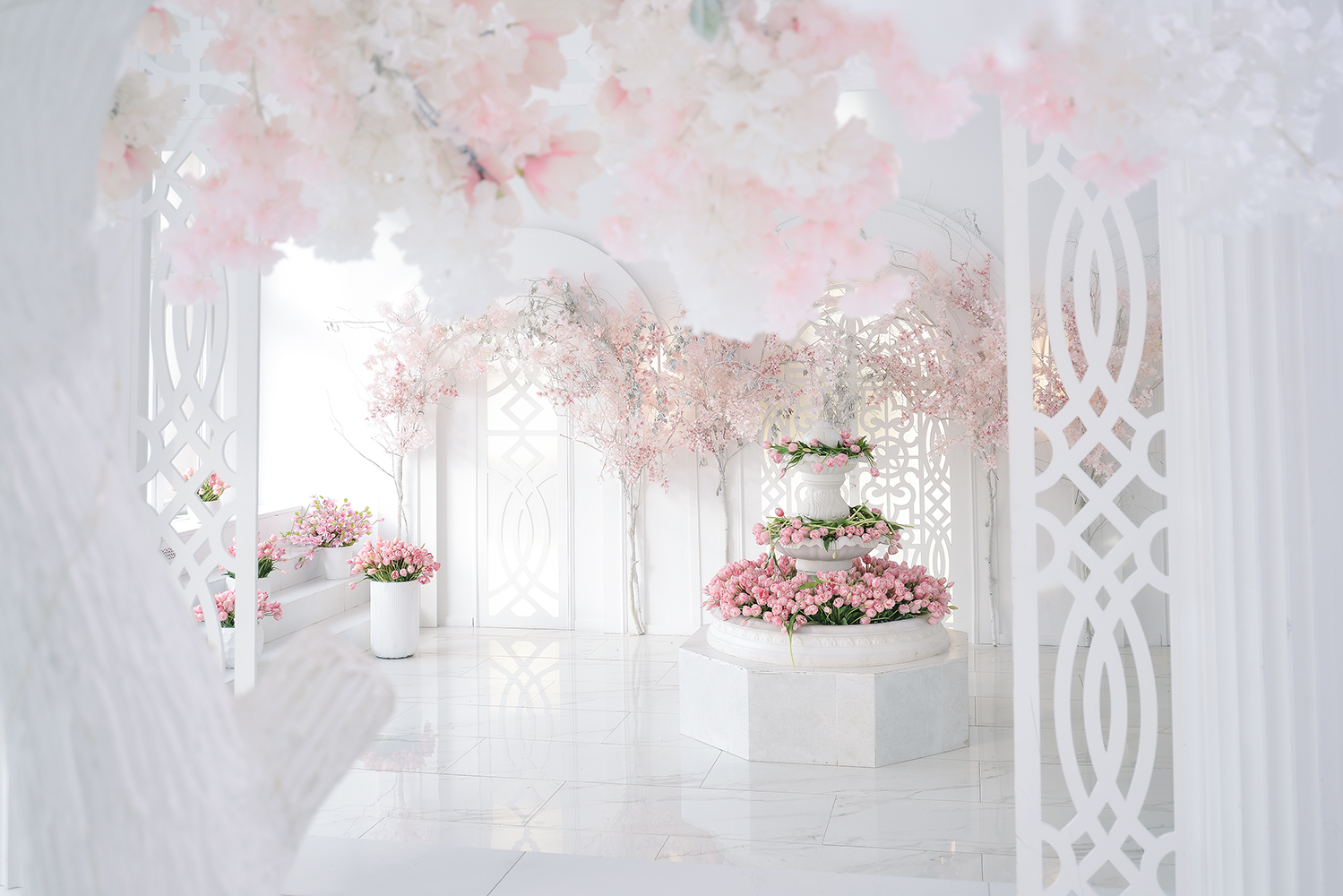 Фотосессия в студии с цветочным интерьером от фотографа Ольги Поторочиной