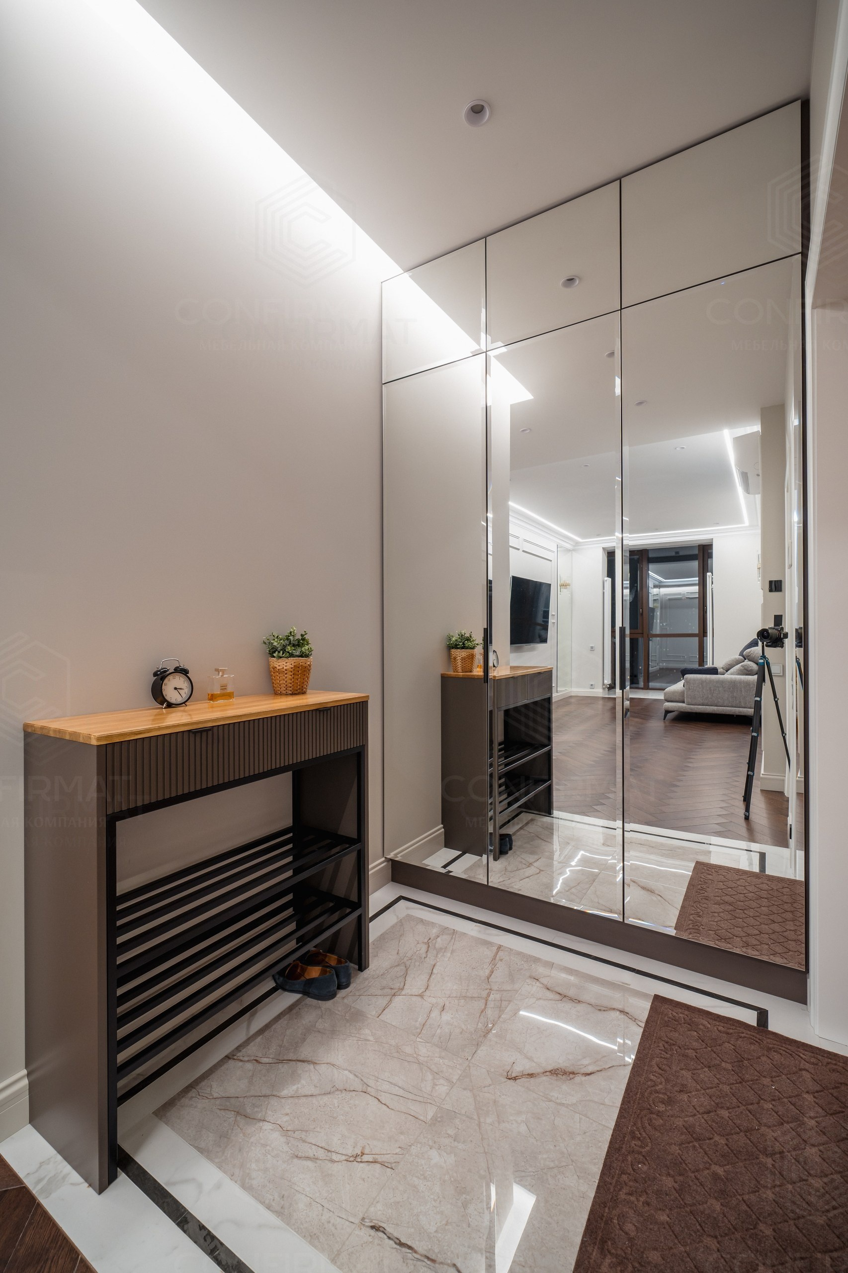 Зеркальный шкаф 40 см глубиной и обувница. Мебель на заказ