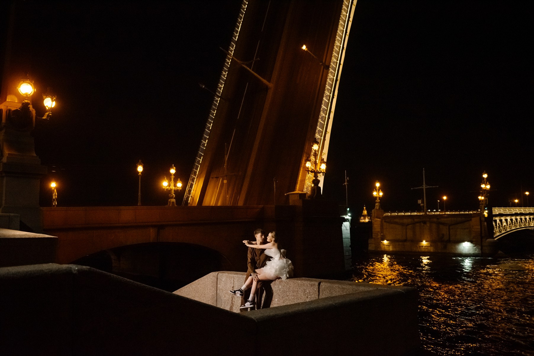 Свадебная фотосессия ночью на&nbsp;Троицком мосту