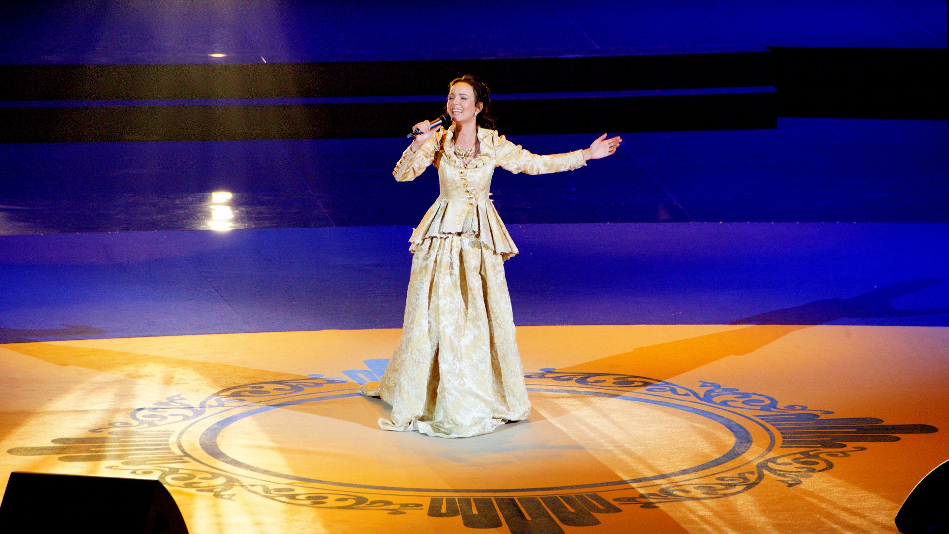 Певица в золотом платье выступает на сцене с микрофоном, эмоциональное концертное фото, съемка Рамиль Газизов