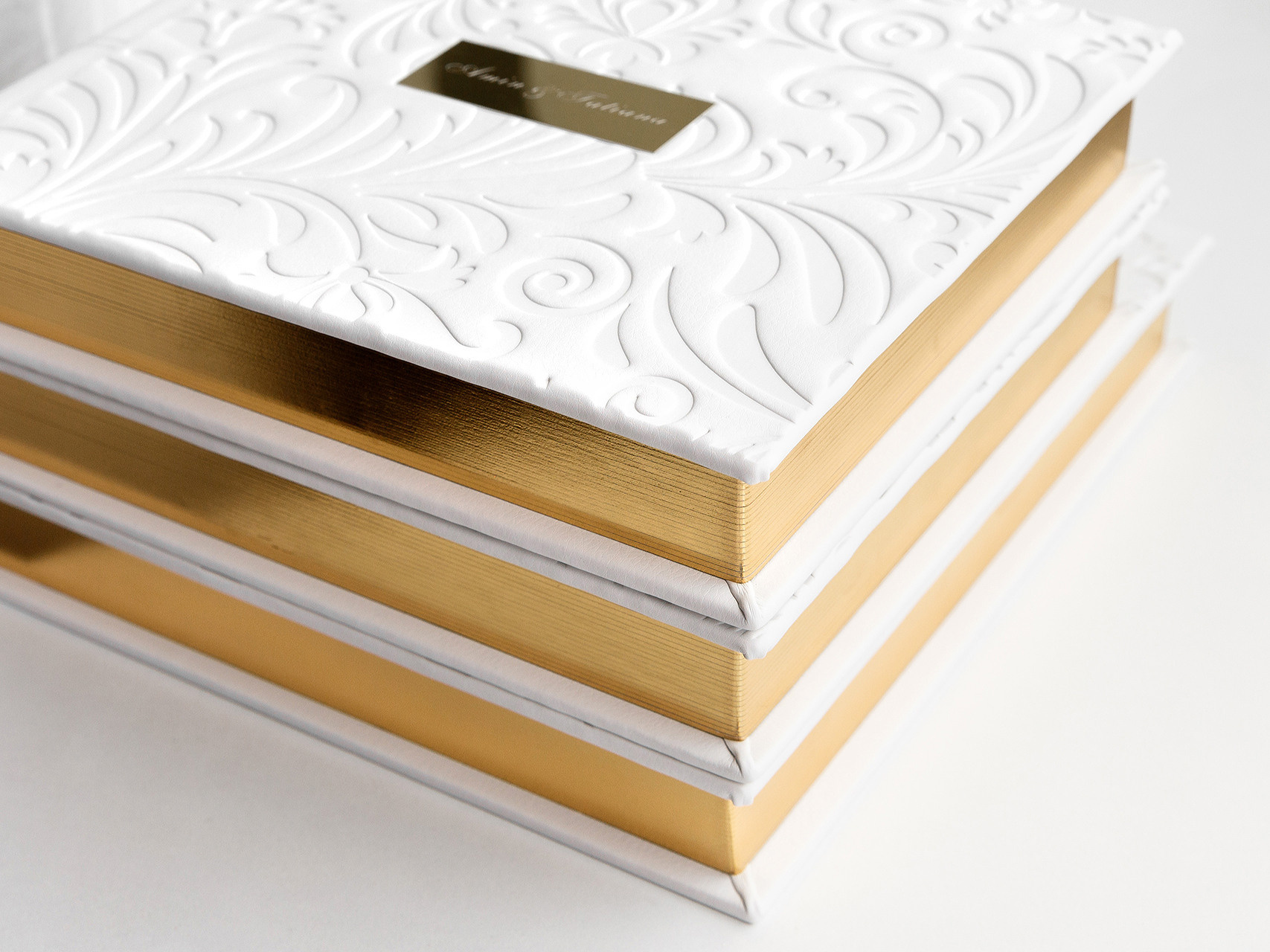 Свадебная фотокнига ручной работы с тиснением и металлическим декором на обложке