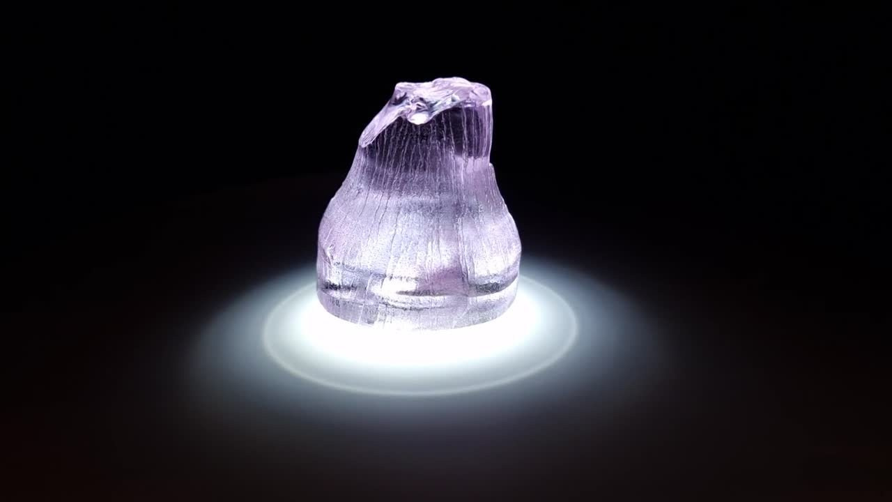 Кристалл синтетического фиолетового граната. YAG garnet иттрий алюминиевый гранат ИАГ