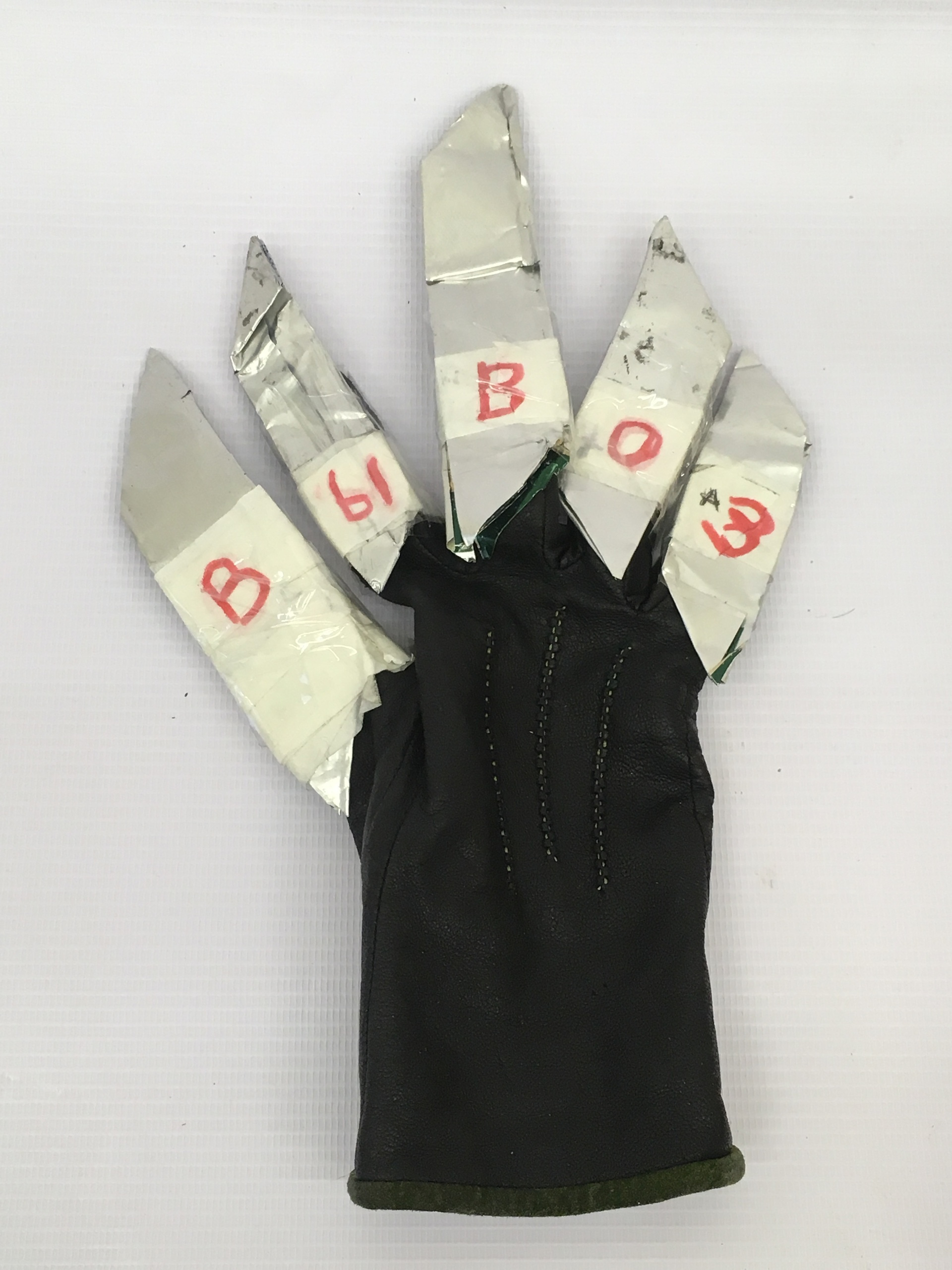 Акцион Кости - это игра на произведения искусства