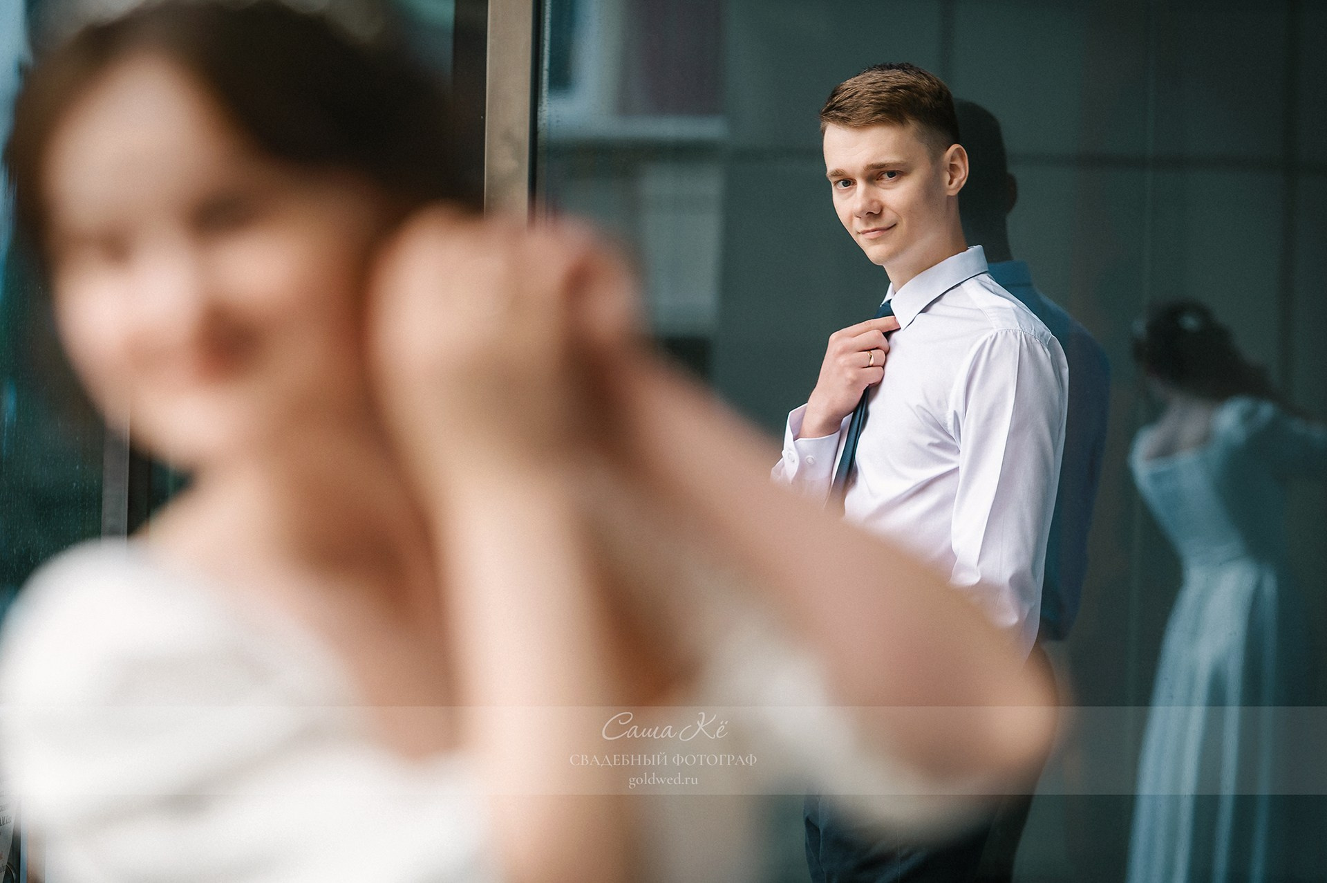 Свадебная прогулка А&А около концертного зала имени АМ Каца. Свадебный, семейный и event фотограф в Новосибирске и Новосибирской области Саша Кё