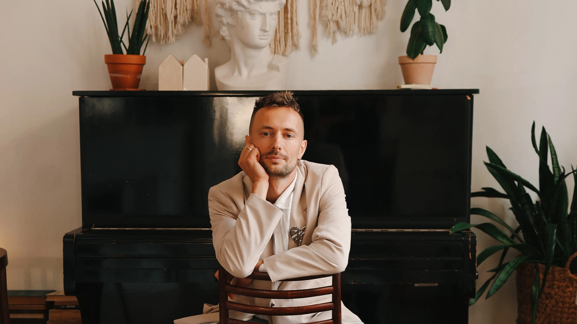 Ведущий Никита Шляндин