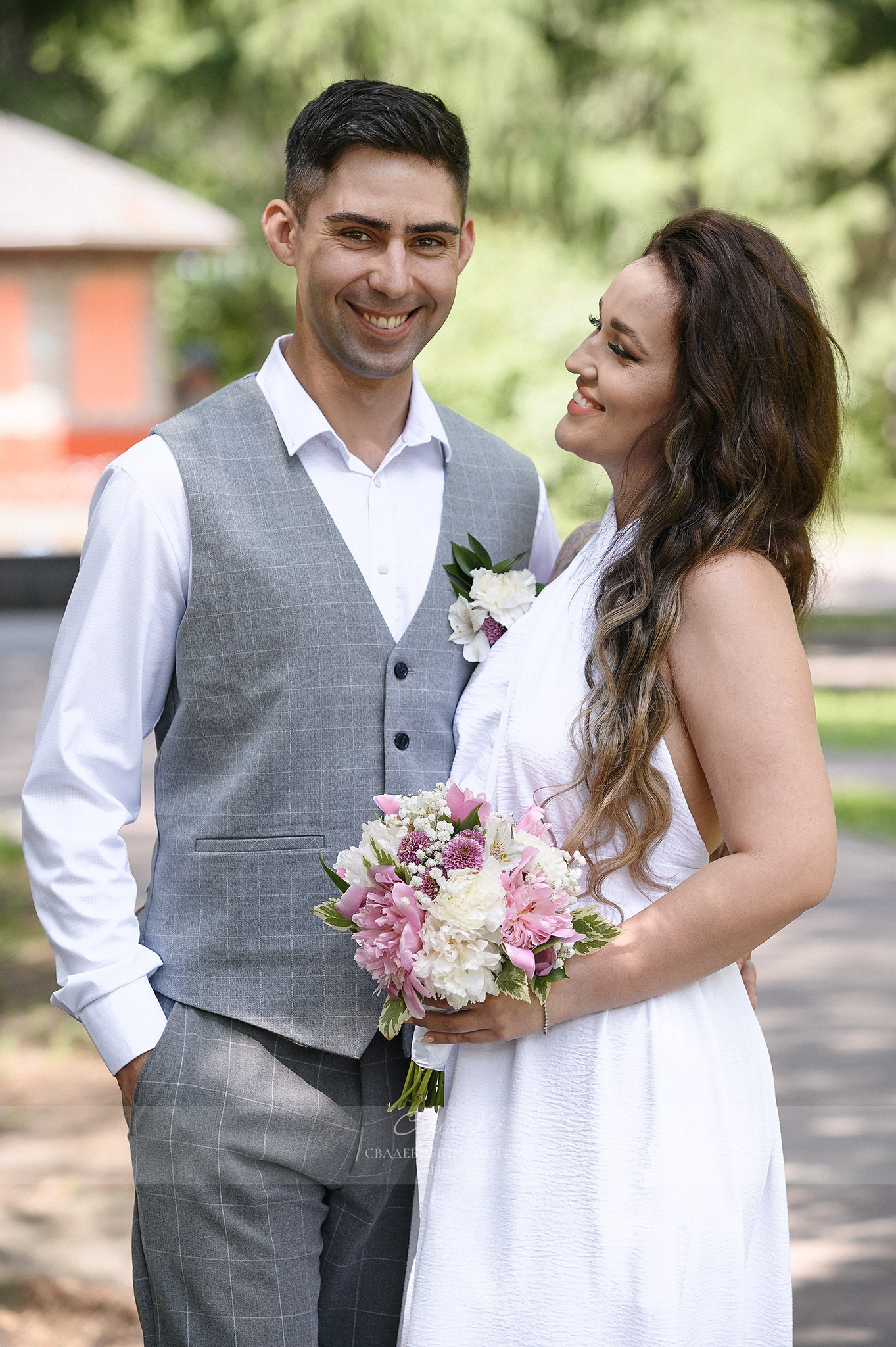 Свадебная фотосессия в Нарымском сквере Новосибирска. Свадебный и семейный, event фотограф, фоторепортаж в Новосибирске — Саша Кё