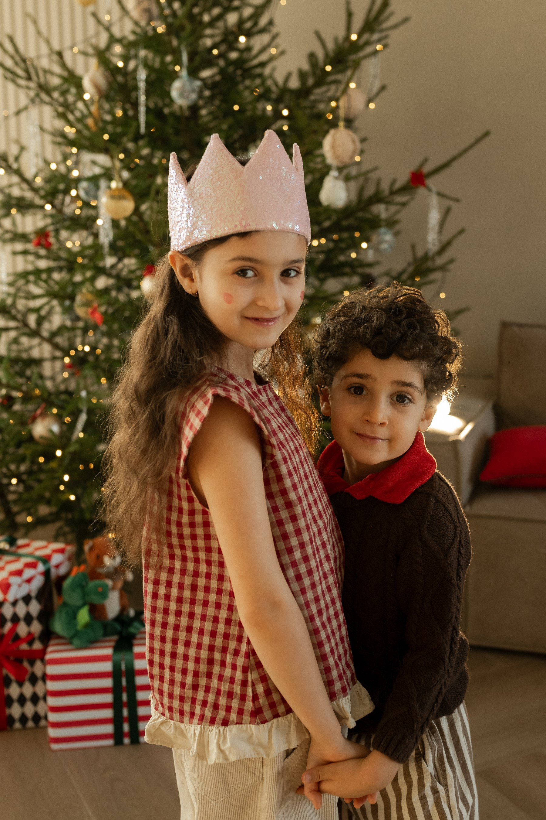 Семейная фотография. Брат с сестричкой. Близкие люди, уникальный, ценный момент. Новогодняя фотосессия