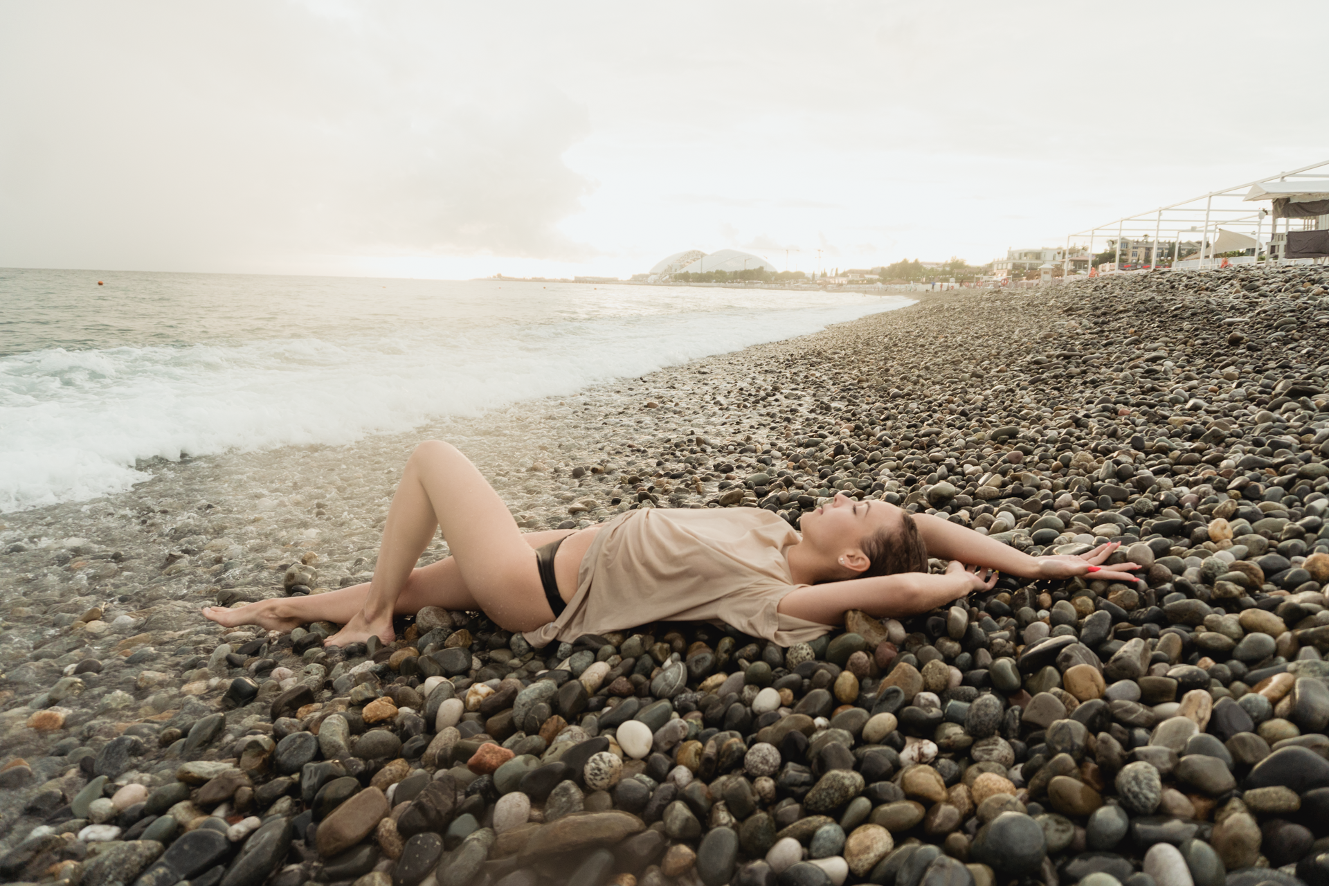 Фотоснимок на гальке  в шторм 