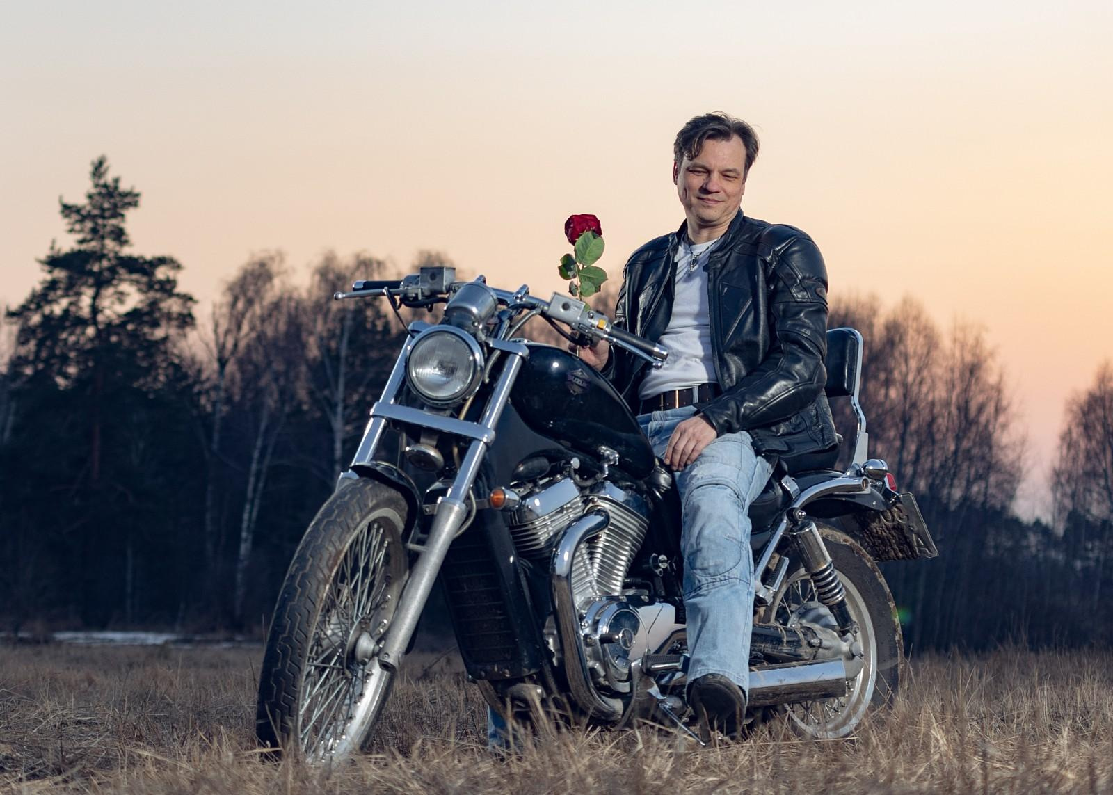 Мужской портрет с мото. Свадебный и репортажный фотограф в Москве и Московской области