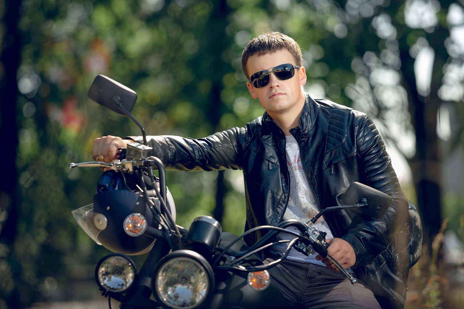 Мужской портрет с мото. Свадебный и репортажный фотограф в Москве и Московской области