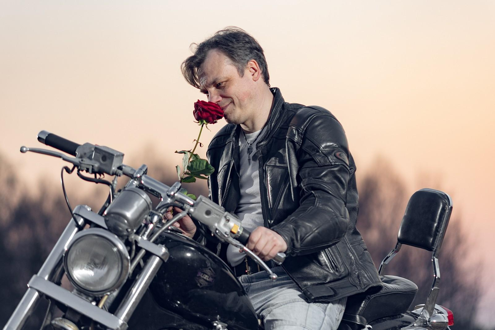 Мужской портрет с мото. Свадебный и репортажный фотограф в Москве и Московской области