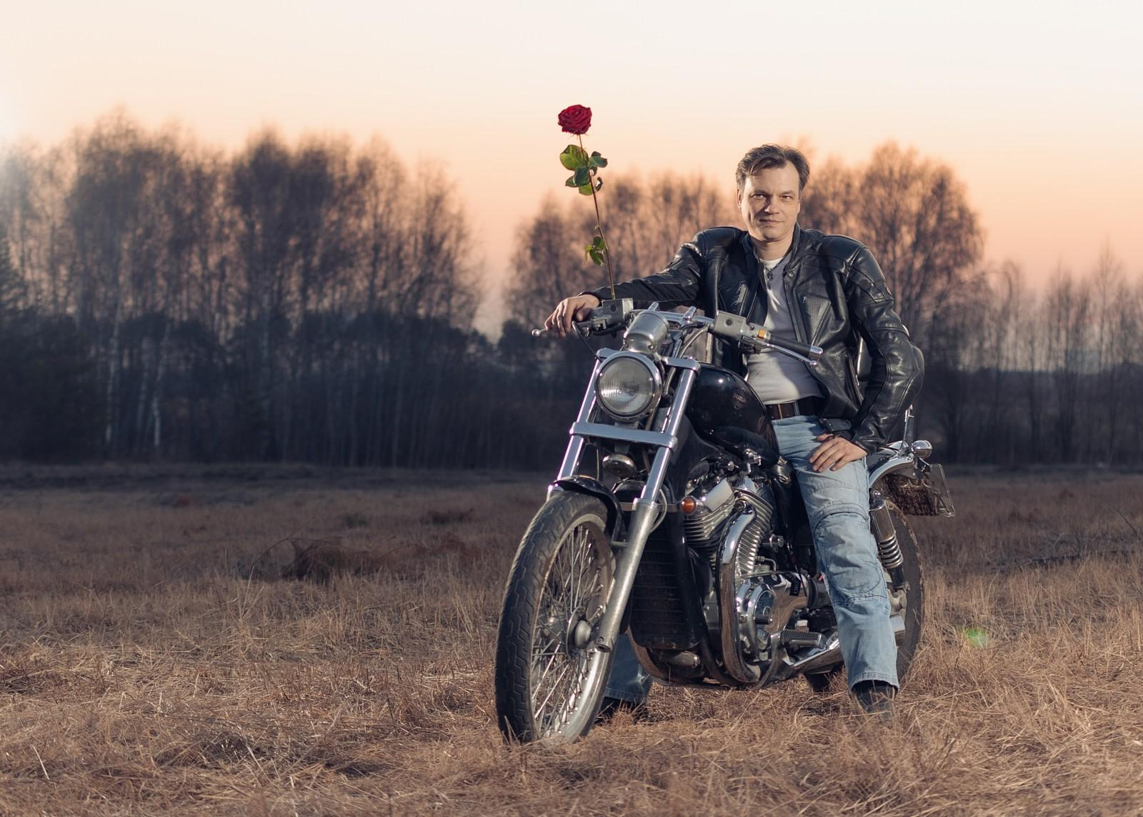 Мужской портрет с мото. Свадебный и репортажный фотограф в Москве и Московской области