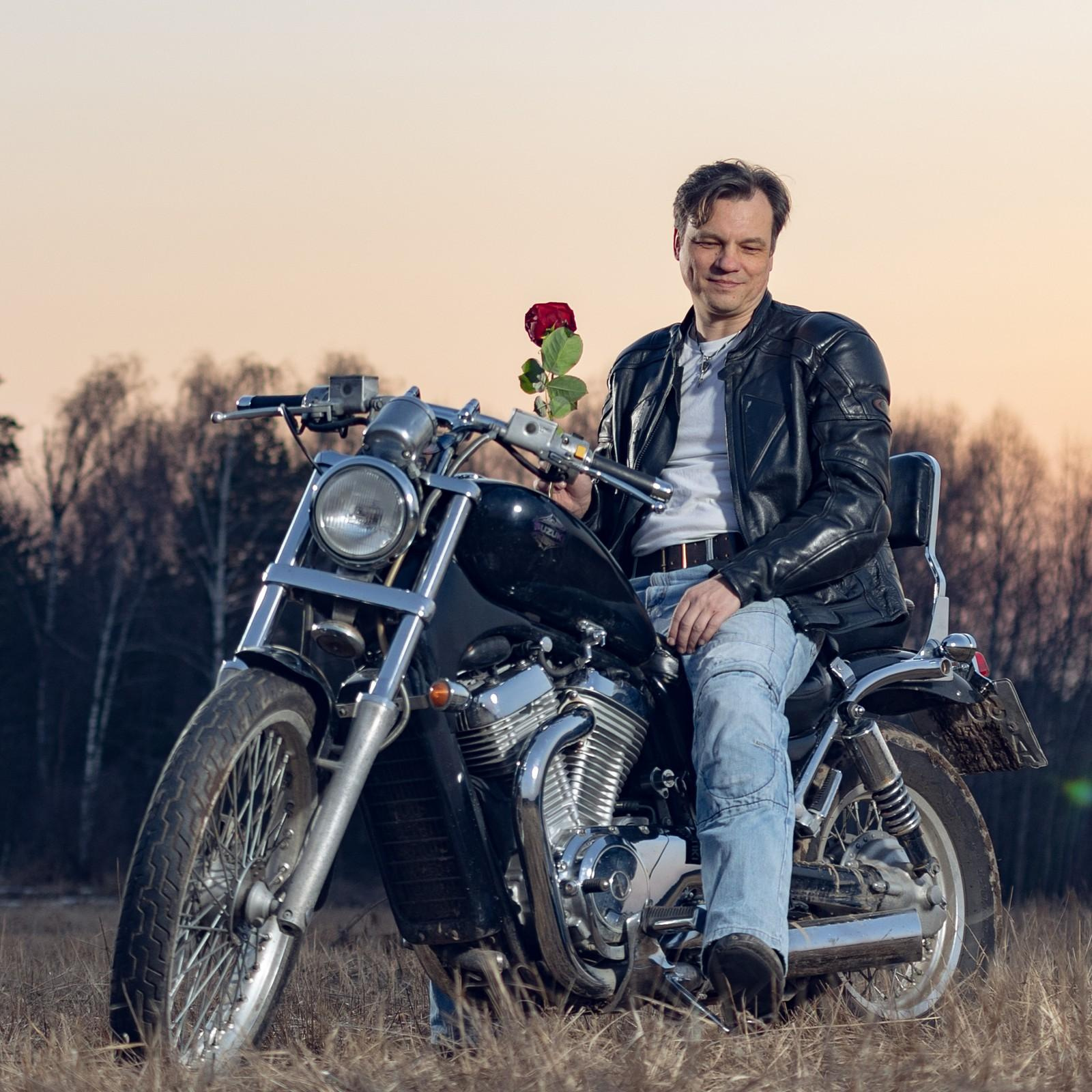 Мужской портрет с мото. Свадебный и репортажный фотограф в Москве и Московской области