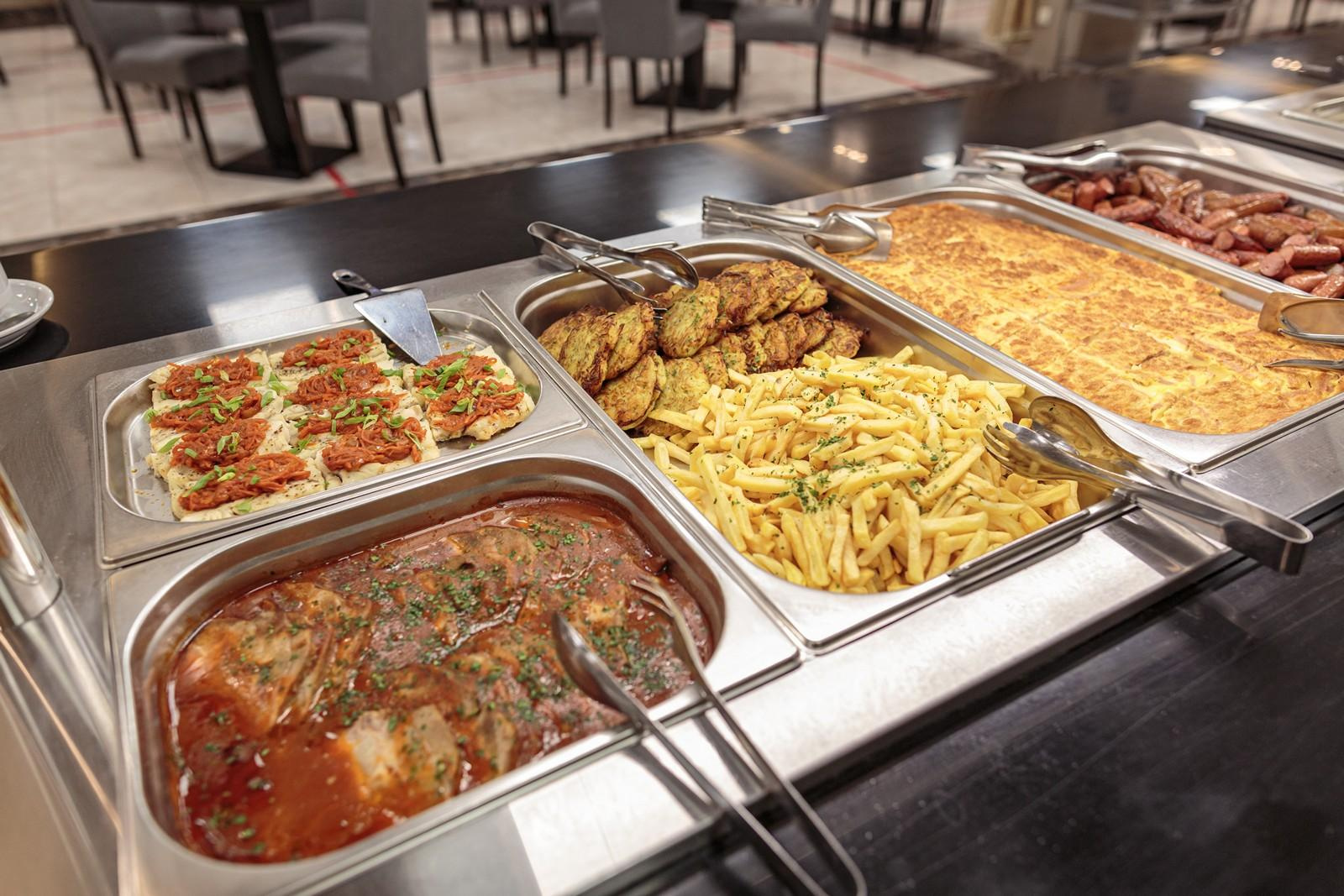 Шведский стол Гостиничного комплекса Севастополь. Свадебный и репортажный фотограф в Москве и Московской области