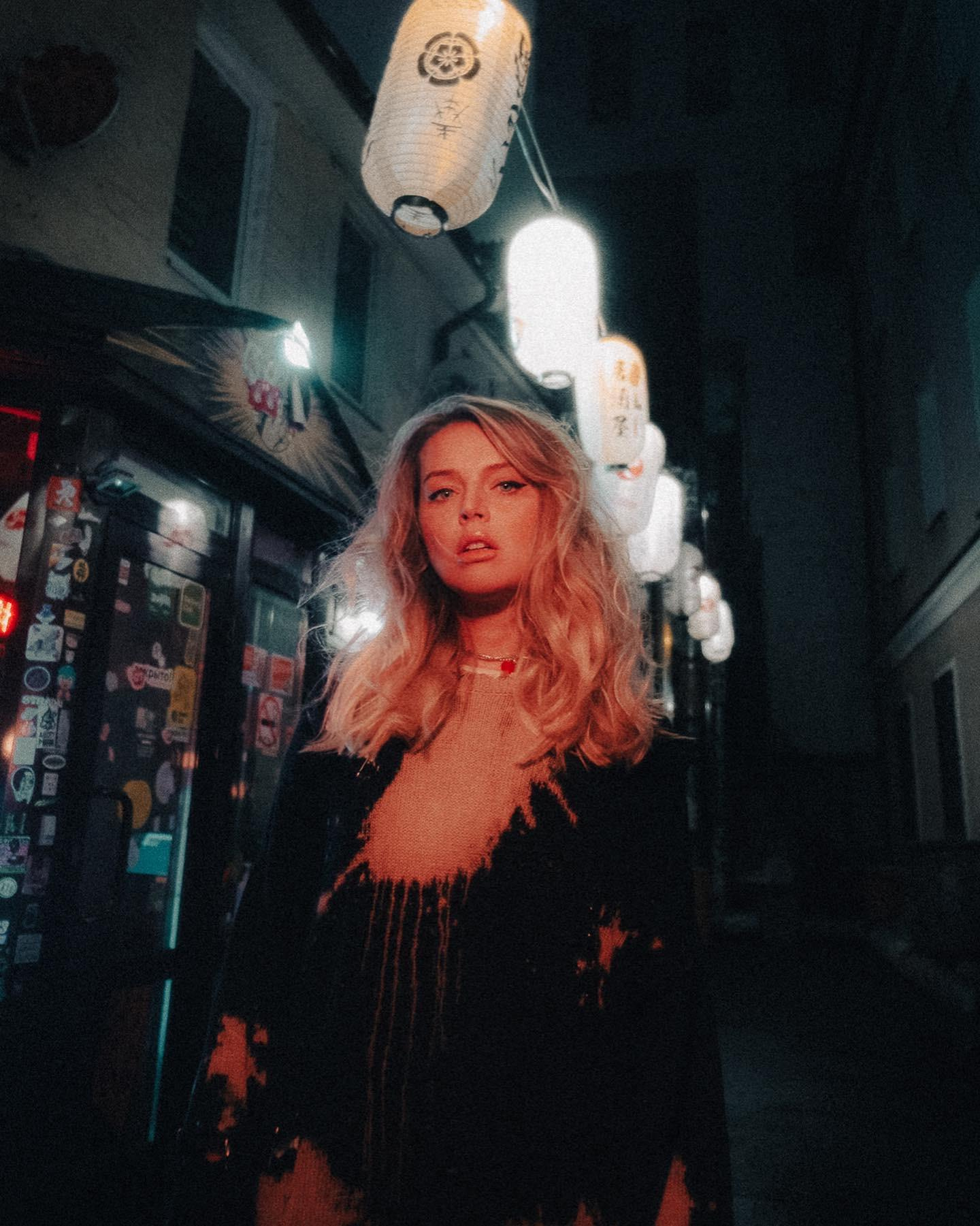 Individuale. Fotografo a Mosca con un’atmosfera notturna di foto