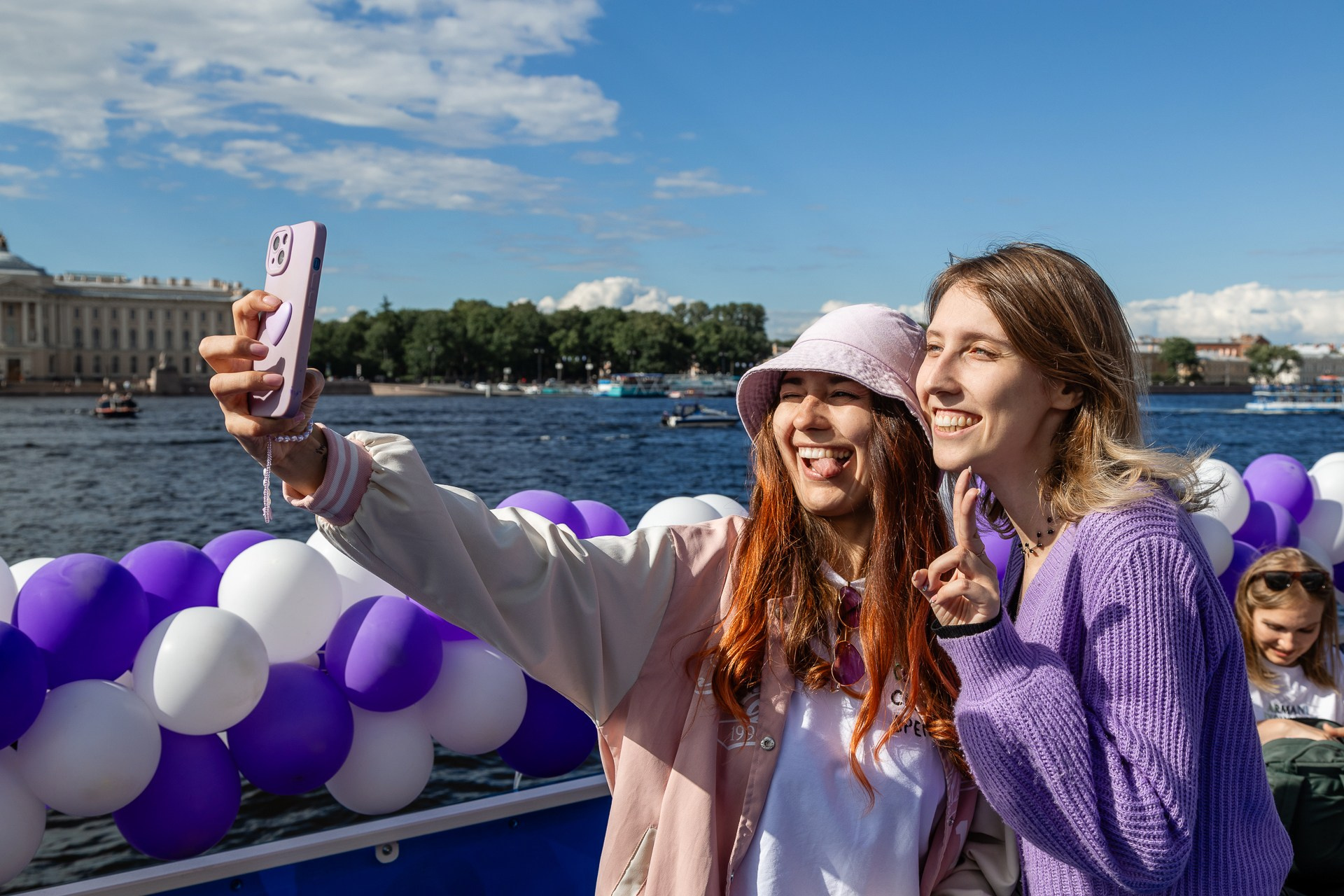 Веселое сэлфи девушек на борту теплохода