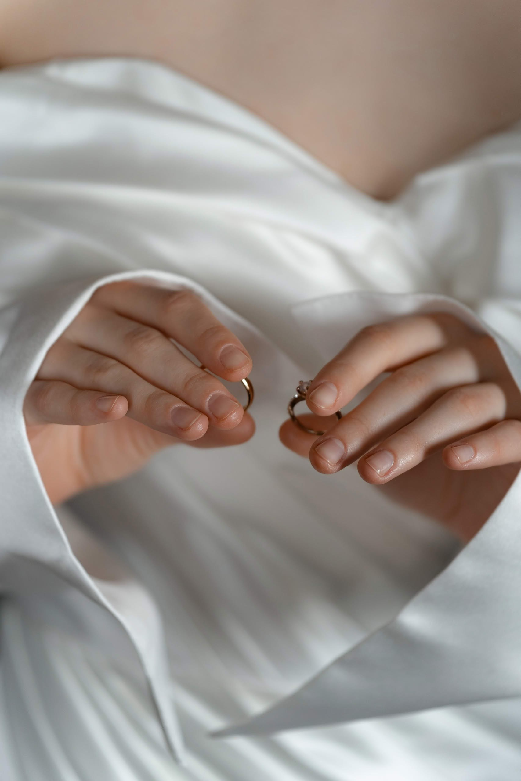 детали утро невесты кольцо в руках невесты сборы невесты крупный план