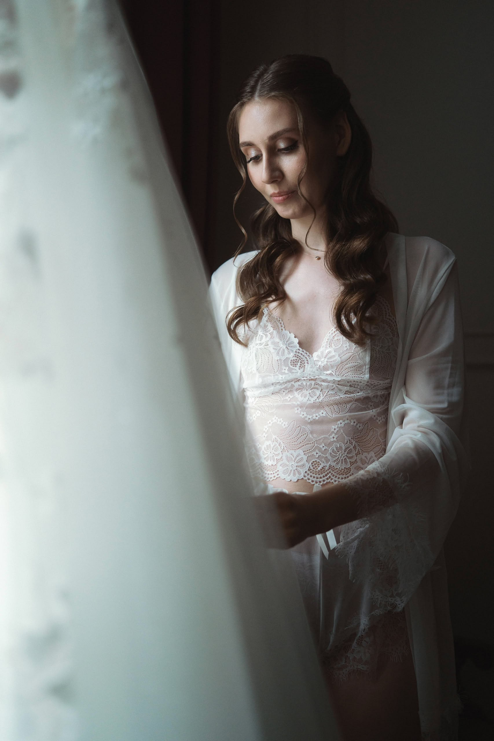 утро невесты невеста у свадебного платья сборы невесты естественный свет