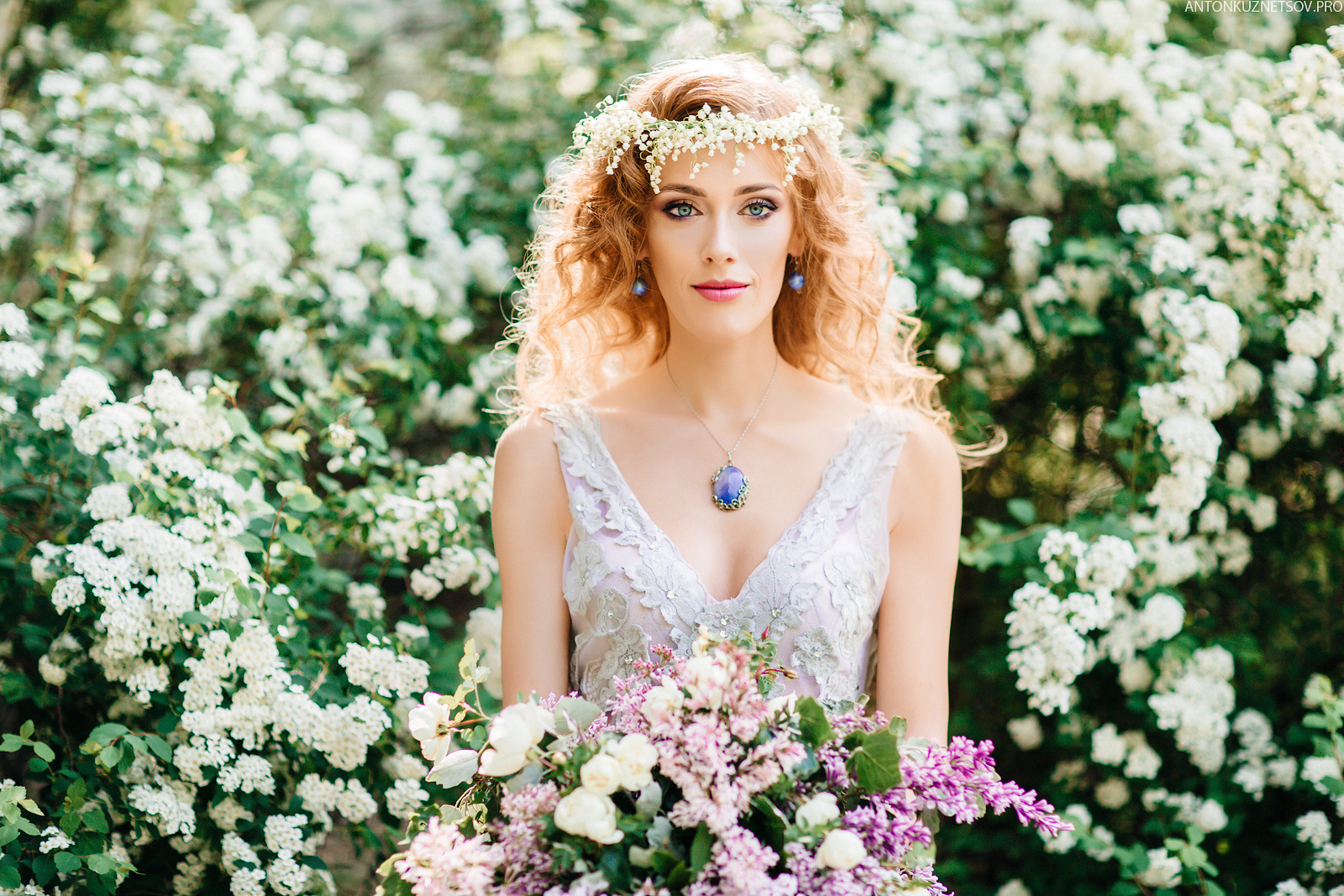 Акция на фотосъемку весеннего портрета в мае в Минске в цветущей сирен. Профессиональный свадебный фотограф в Минске Антон Кузнецов