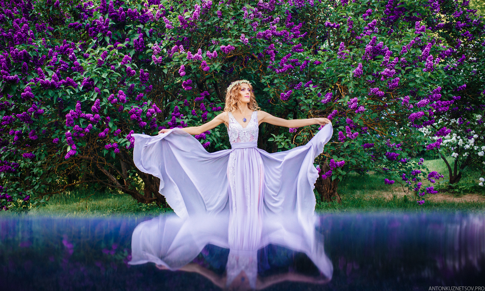 Акция на фотосъемку весеннего портрета в мае в Минске в цветущей сирен. Профессиональный свадебный фотограф в Минске Антон Кузнецов