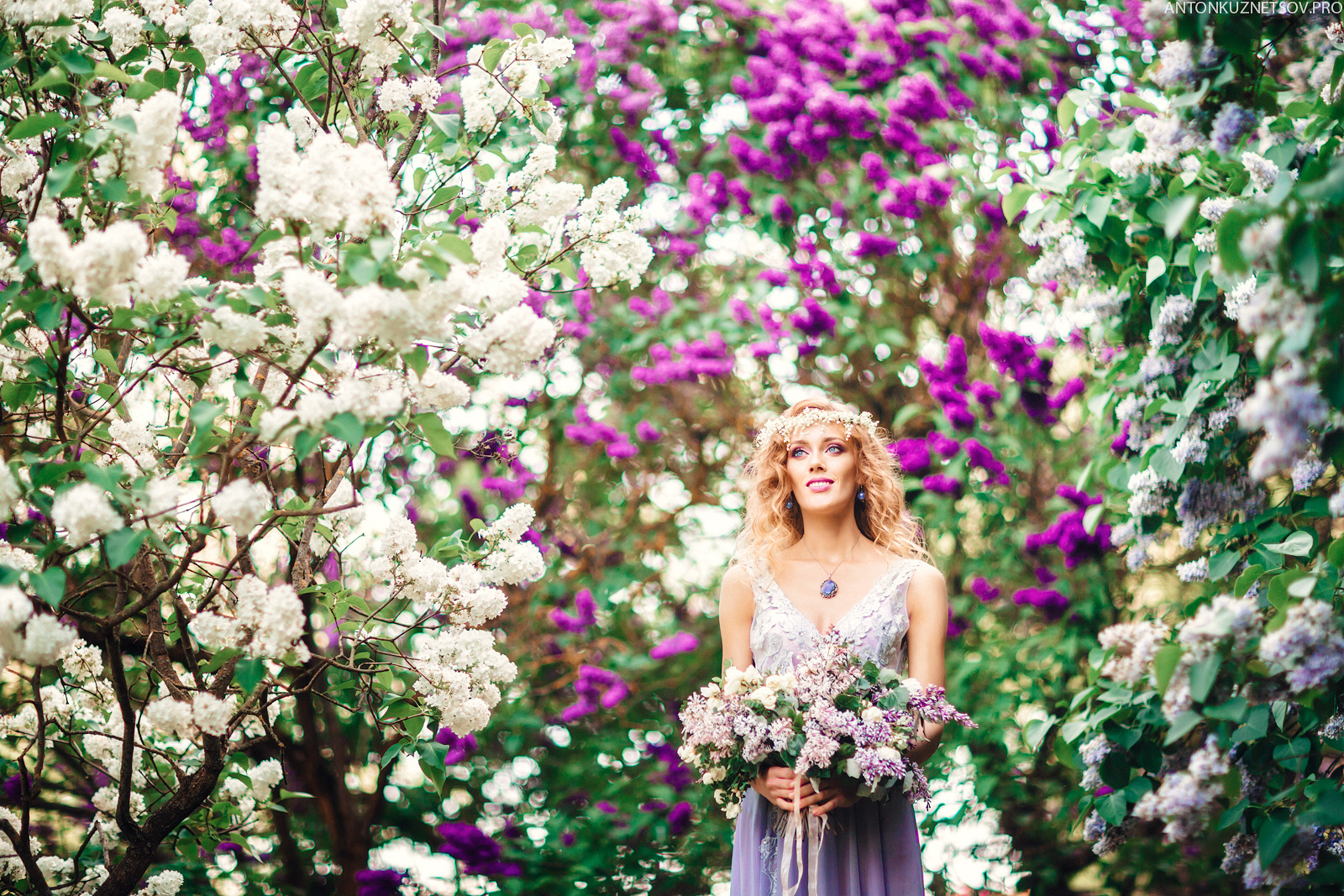 Акция на фотосъемку весеннего портрета в мае в Минске в цветущей сирен. Профессиональный свадебный фотограф в Минске Антон Кузнецов