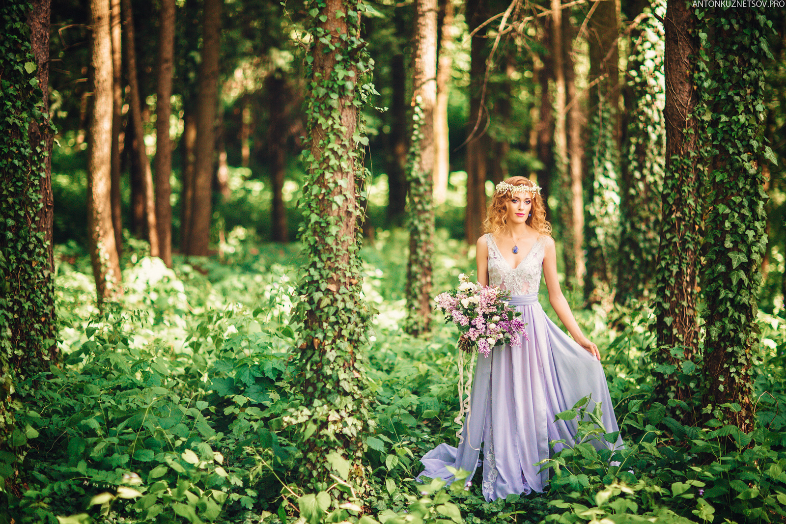 Акция на фотосъемку весеннего портрета в мае в Минске в цветущей сирен. Профессиональный свадебный фотограф в Минске Антон Кузнецов